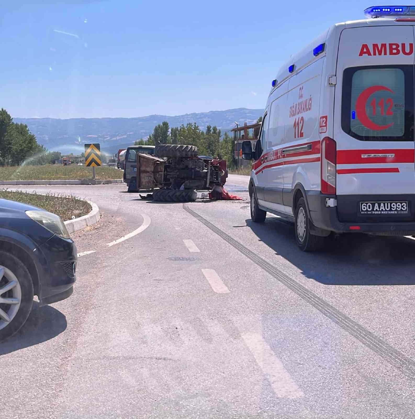Tokat&rsquo;ta trakt&ouml;r ile hafif ticari ara&ccedil; &ccedil;arpıştı: 1&rsquo;i ağır 5 yaralı