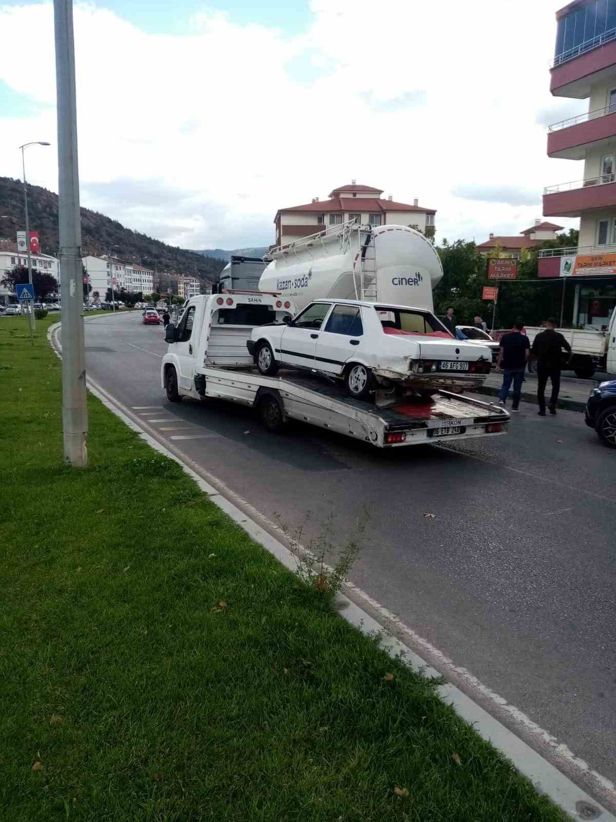 Nallıhan&rsquo;da tır 2 otomobile &ccedil;arptı: Yaralılar var