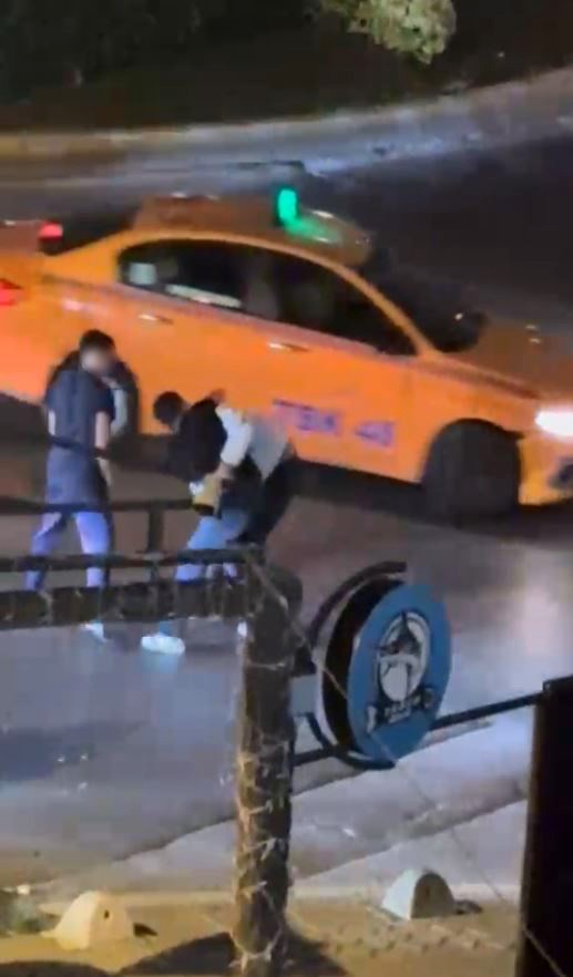 Esenyurt’ta 2 kişinin saldırısına uğrayan genç dakikalarca yol ortasında darp edildi