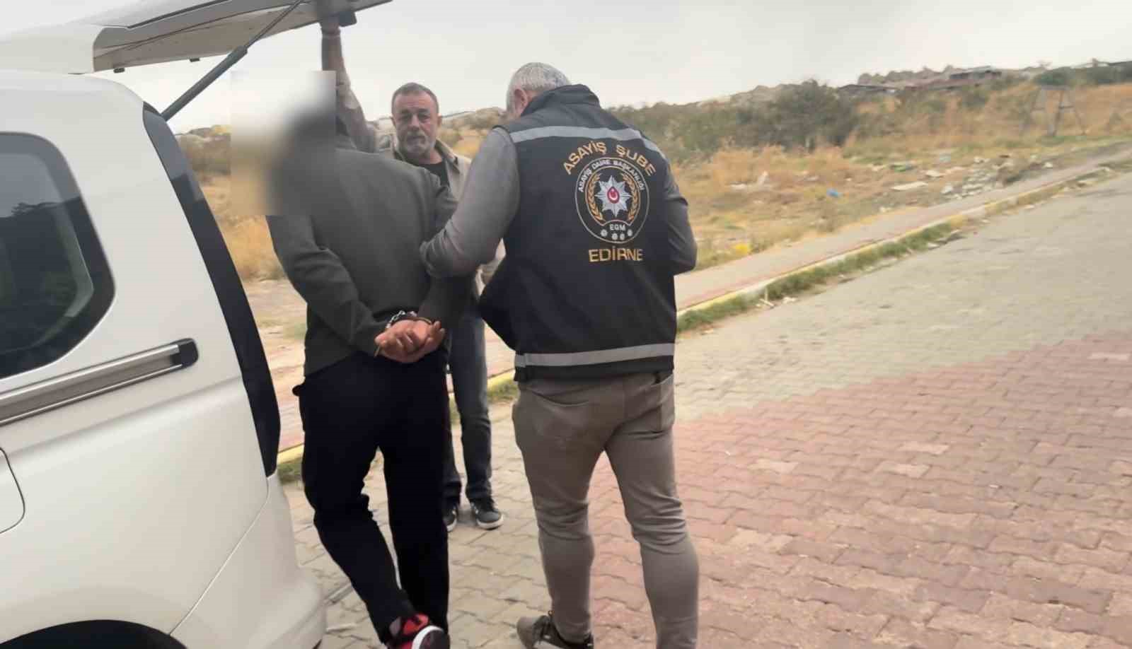 15 yıl hapisle aranan firari bazanın altında yakalandı, o anlar kamerada