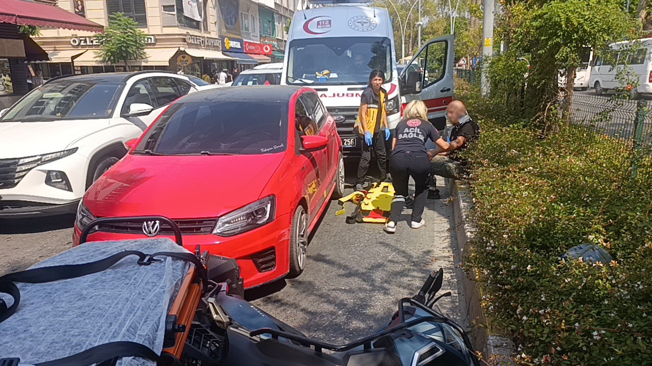 Şerit değiştiren otomobil, motosiklete arkadan &ccedil;arptı