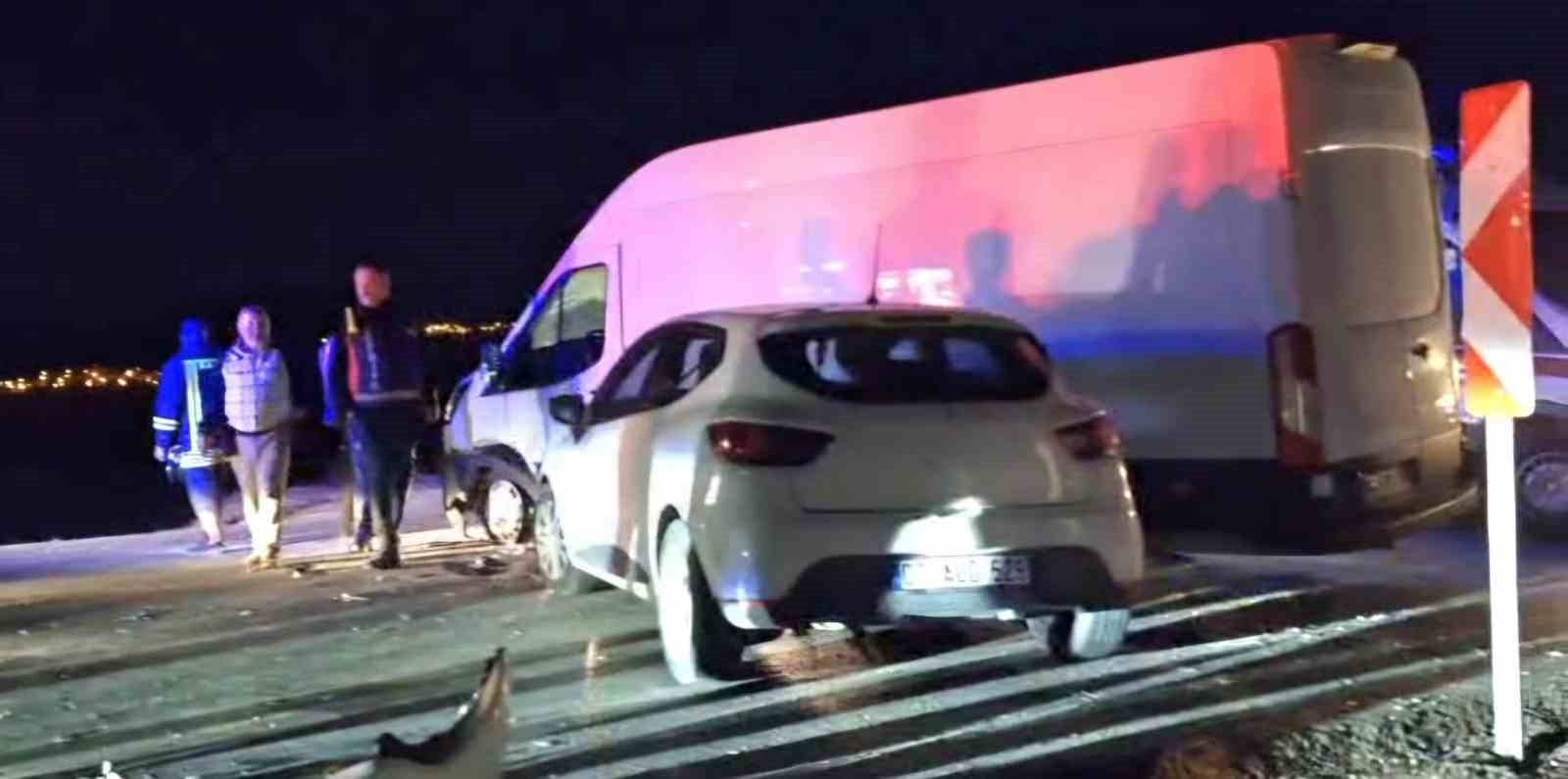 Hisarcık&rsquo;ta otomobil ile minib&uuml;s &ccedil;arpıştı: 3 yaralı
