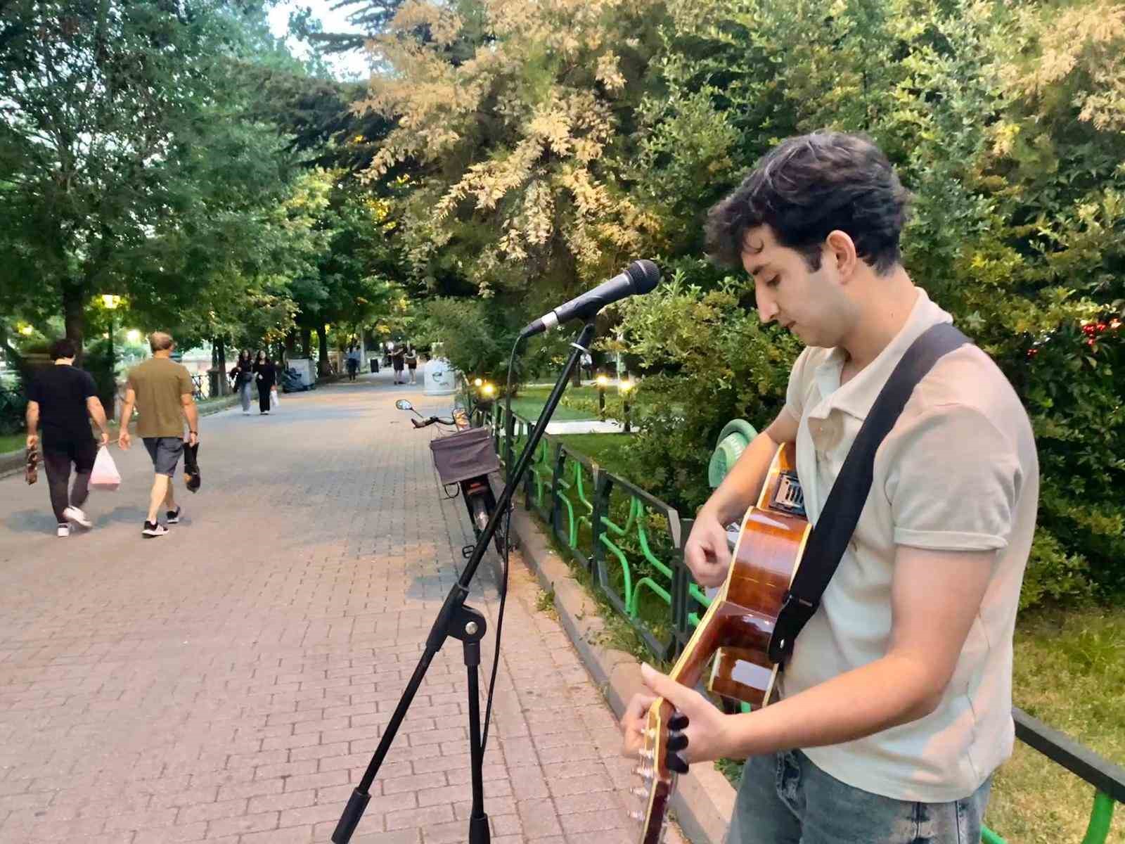 Kendi bestelerini duyurmak i&ccedil;in sokağı sahneye d&ouml;n&uuml;şt&uuml;rd&uuml;