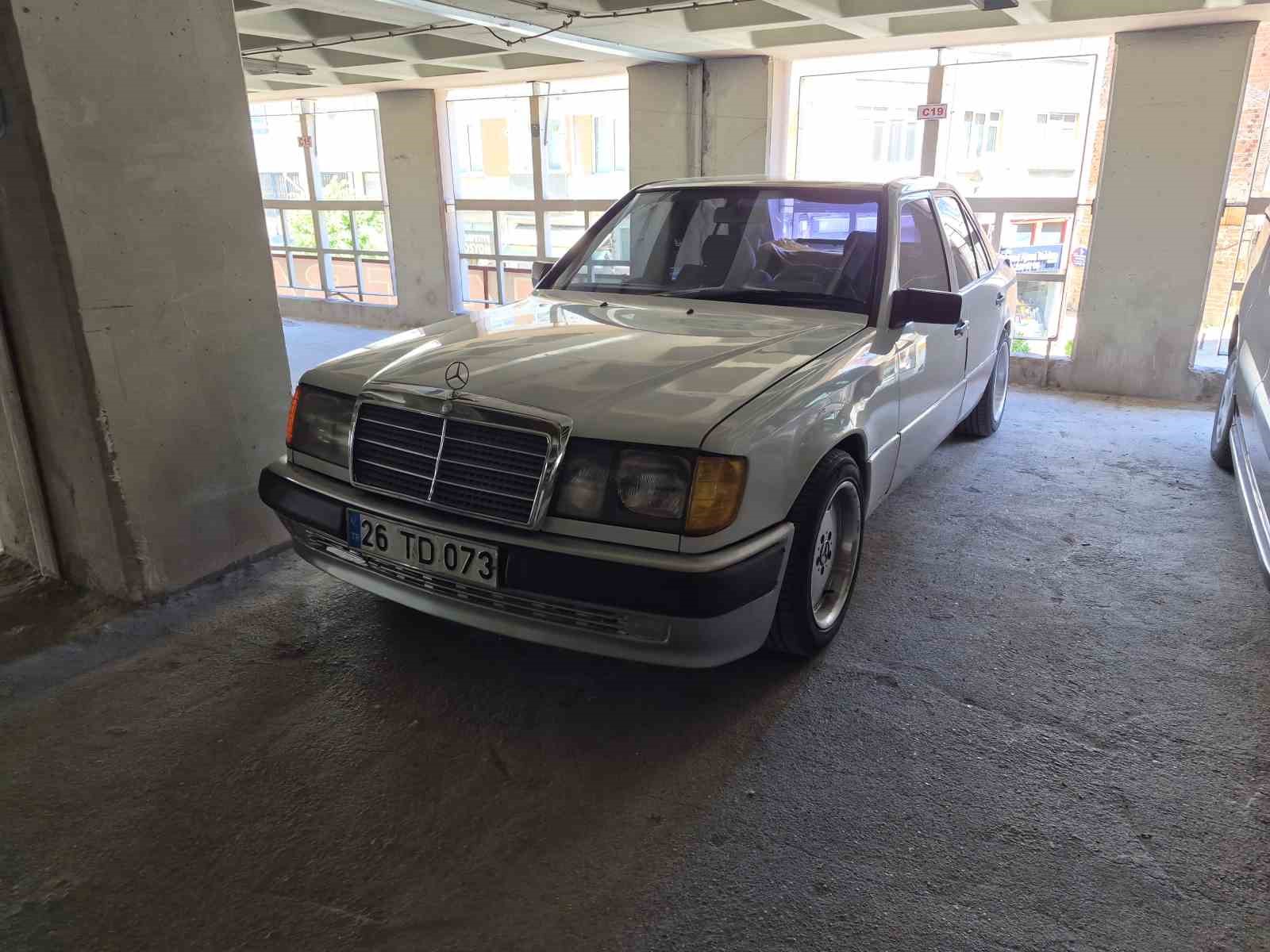 Katlı otoparkta yakıt sızdıran otomobil paniğe sebep oldu