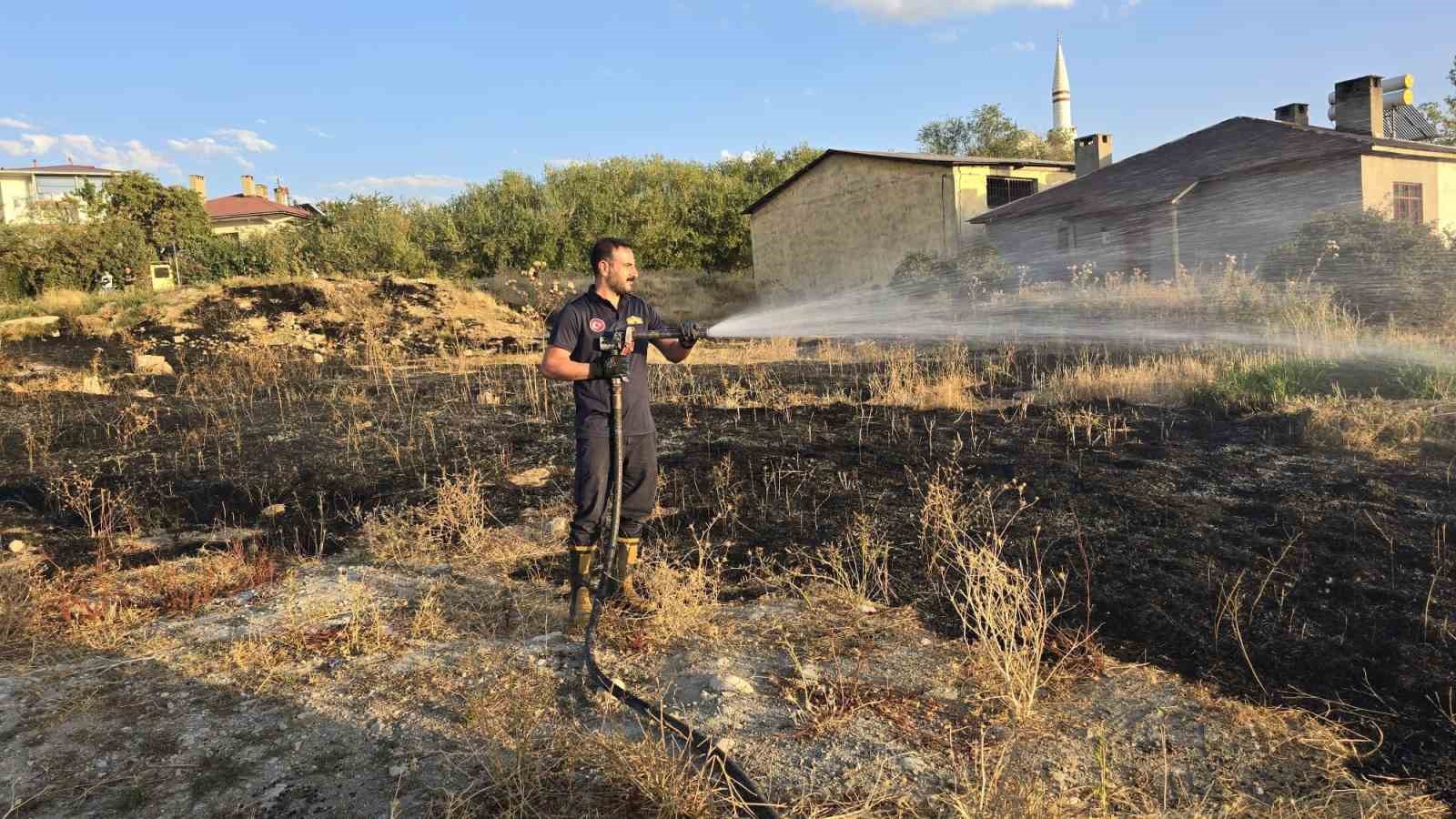 Van&rsquo;da &ouml;rt&uuml; &uuml;st&uuml; yangını