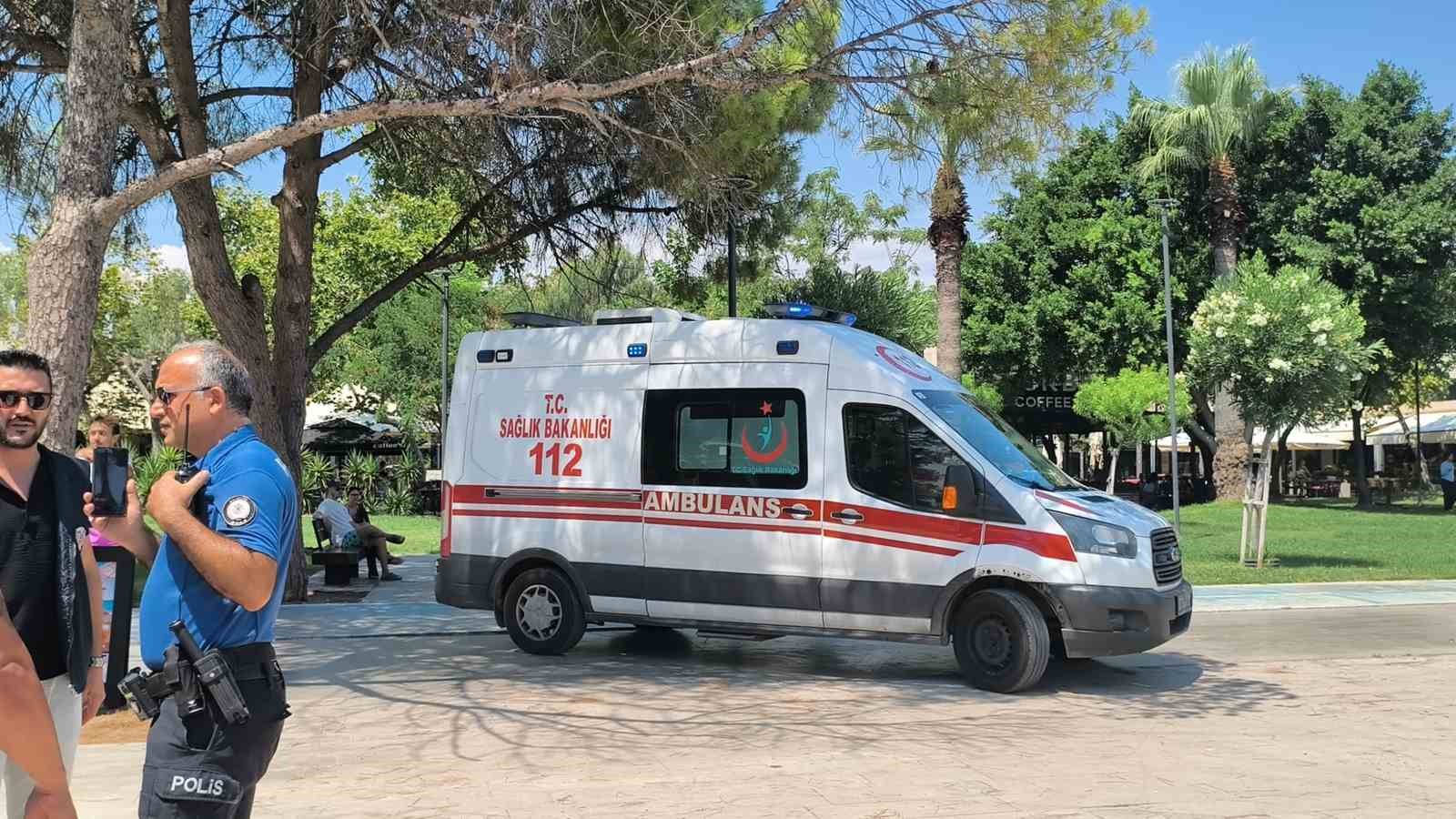 Boğulma tehlikesi ge&ccedil;iren gencin yardımına cankurtaranlar yetişti