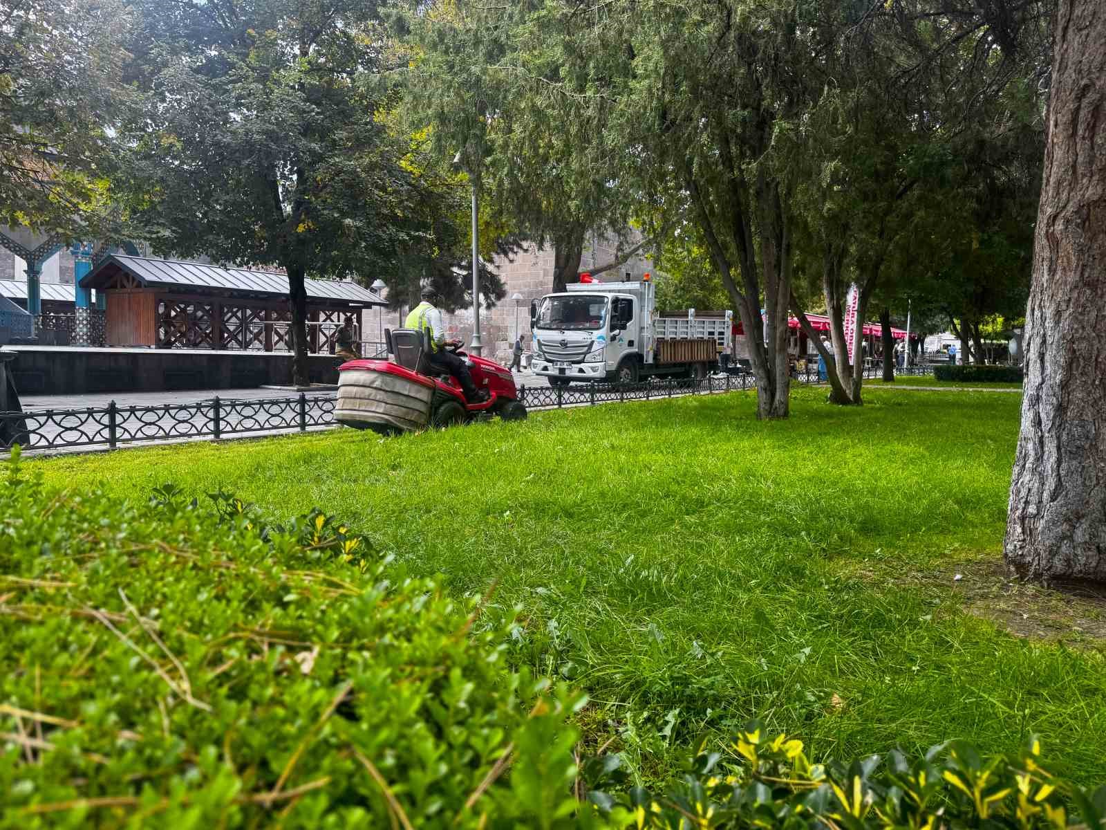 Kayseri&rsquo;de &ccedil;im bi&ccedil;me ve &ccedil;evre d&uuml;zenleme seferberliği