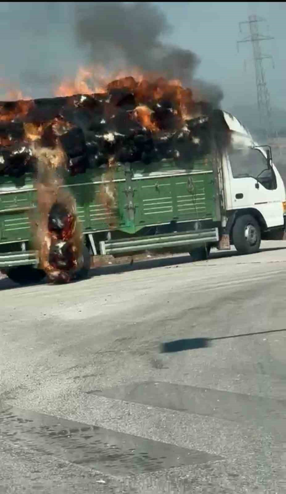 Kamyondaki balyalar alev aldı, yola devam edip aracını b&ouml;yle kurtarmaya &ccedil;alıştı