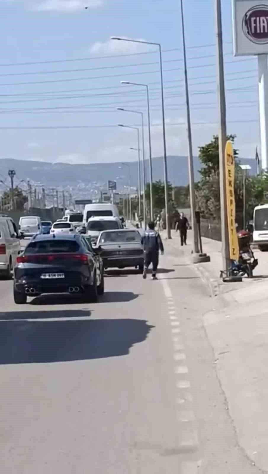 Bursa&rsquo;da motokuryeden arızalanan otomobili itmek i&ccedil;in ilgin&ccedil; y&ouml;ntem