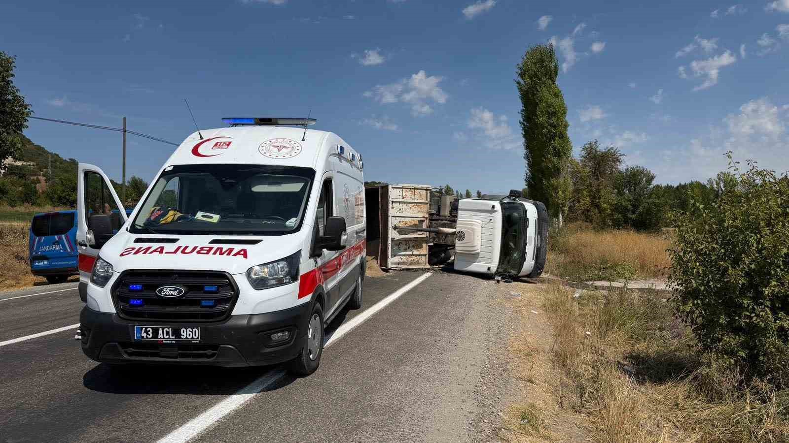 Domani&ccedil;-Tavşanlı karayolunda kamyon yan yattı: 1 yaralı