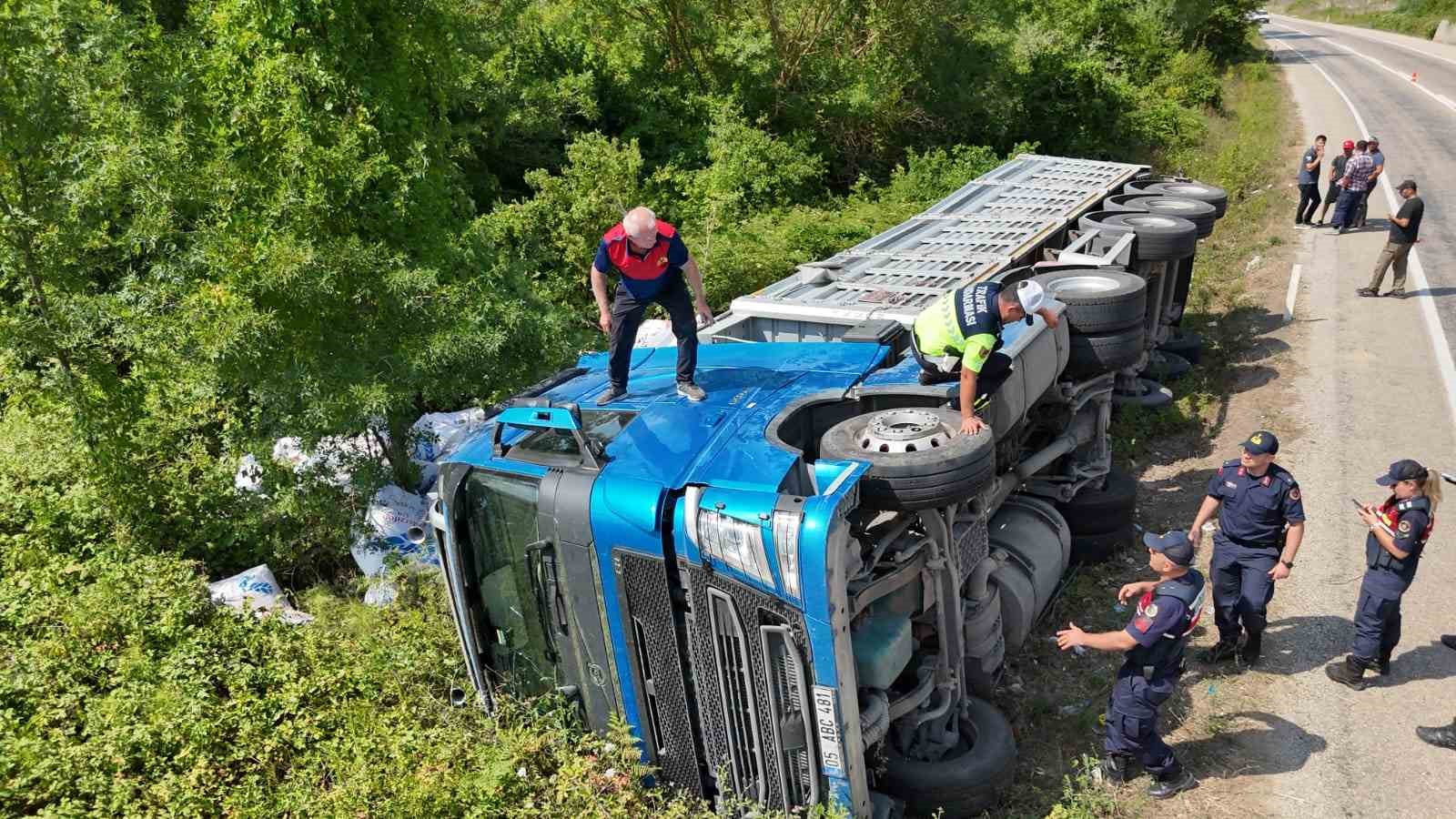Sinop&rsquo;ta kontrolden &ccedil;ıkan tır yan yattı: 3 yaralı