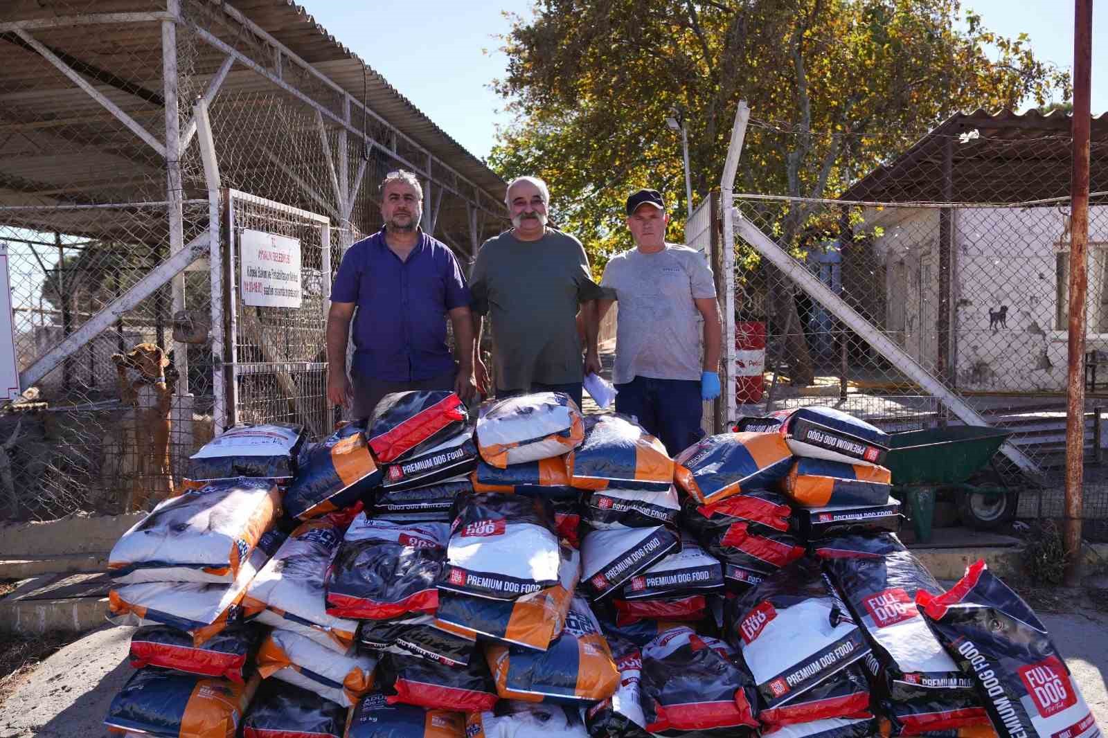 Ayvalık&rsquo;ta can dostlar i&ccedil;in yaklaşık 1 ton mama toplandı