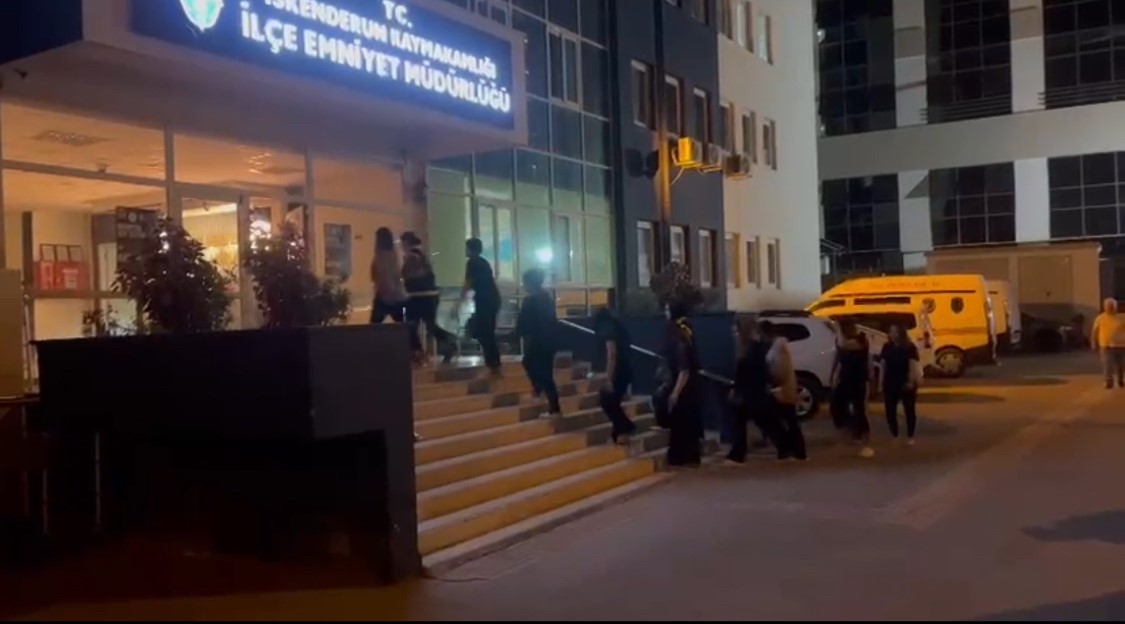 Hatay&rsquo;da SPA ve masaj salonlarında ka&ccedil;ak &ccedil;alıştırılan 9 kadın hakkında işlem yapıldı