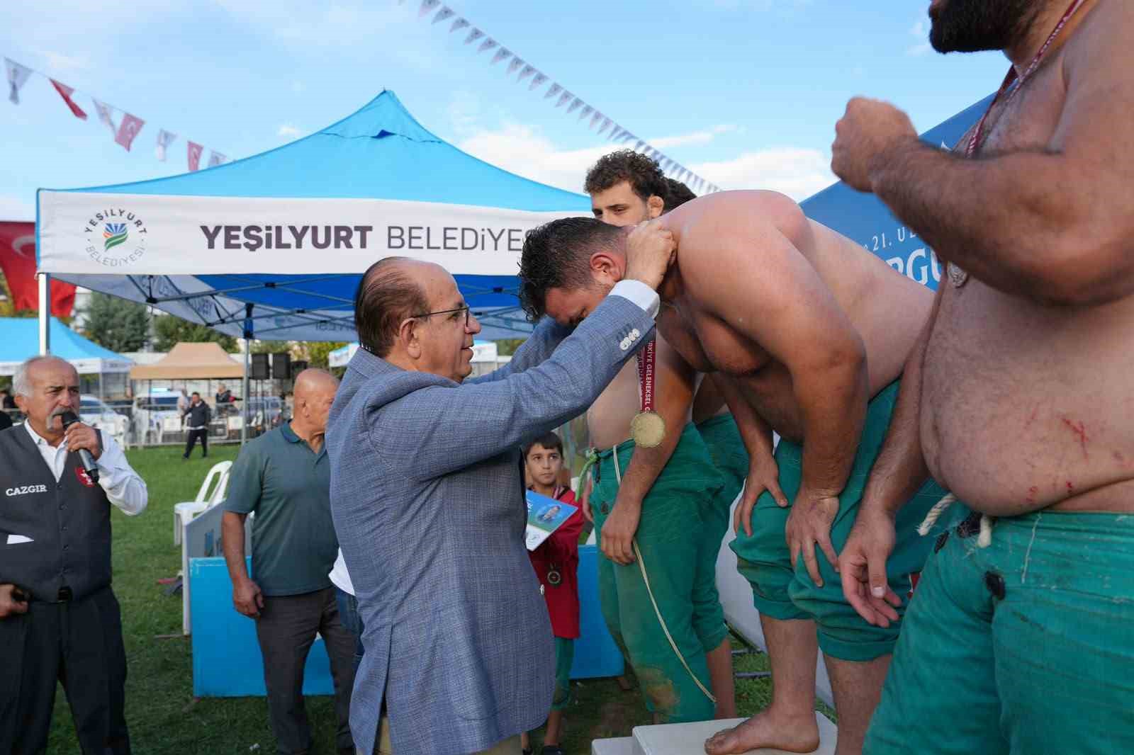 "21. Uluslararası Turgut &Ouml;zal Karakucak G&uuml;reşleri" b&uuml;y&uuml;k bir coşkuya sahne oldu