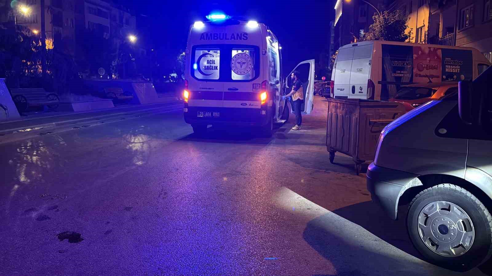 Kiraladığı scooterdan d&uuml;ş&uuml;p sızan alkoll&uuml; kadın hastaneye kaldırıldı
