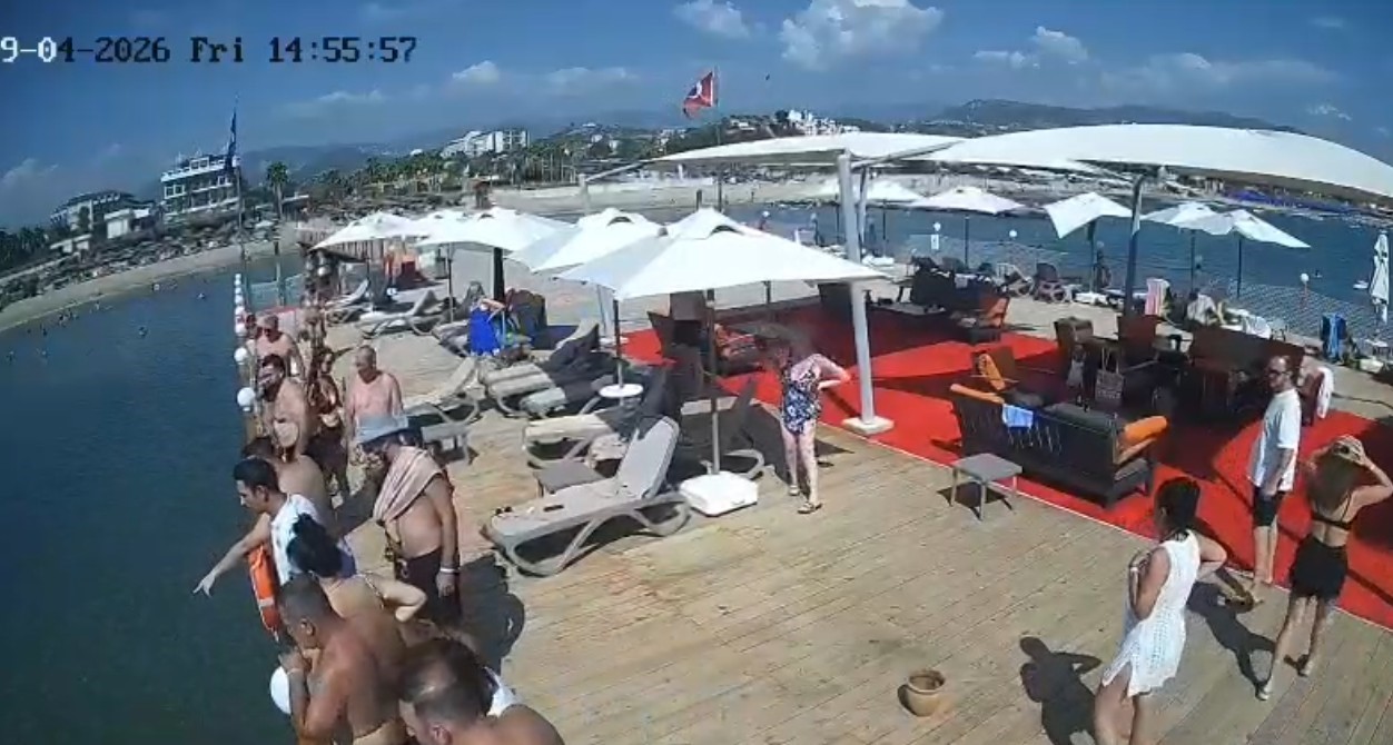 Alanya&rsquo;da iskeleden sığ suya balıklama atlayan adam hayatını kaybetti