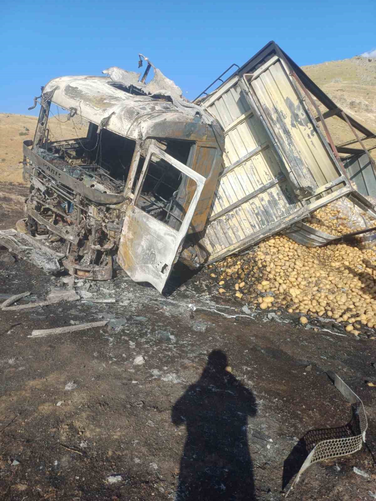 Balatalardan &ccedil;ıkan alevler kamyonu ve &ccedil;evresindeki araziyi yaktı