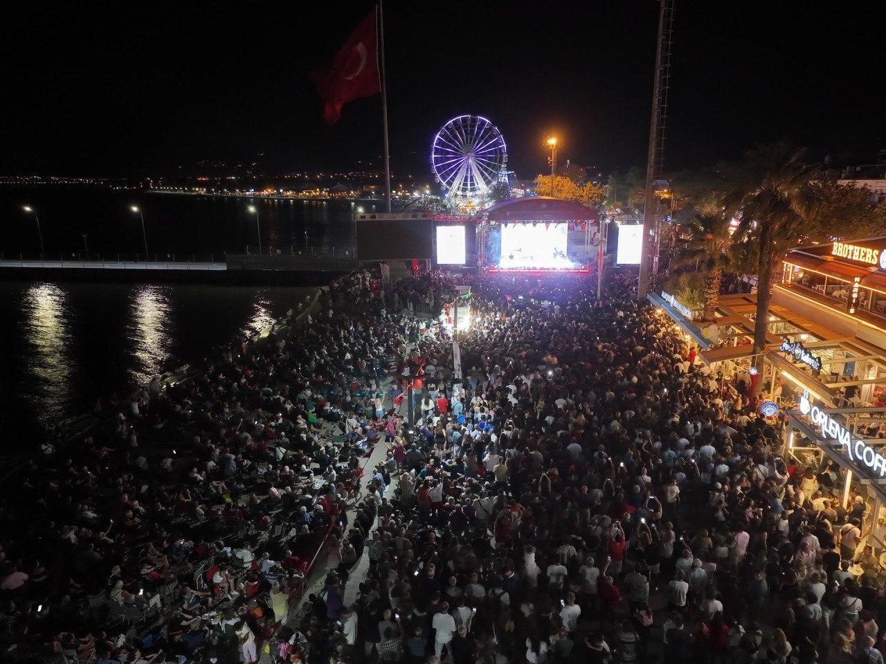 30 Ağustos Zafer Bayramı Edremit&rsquo;te fener alayı ve Fatma Turgut Konseri ile kutlandı