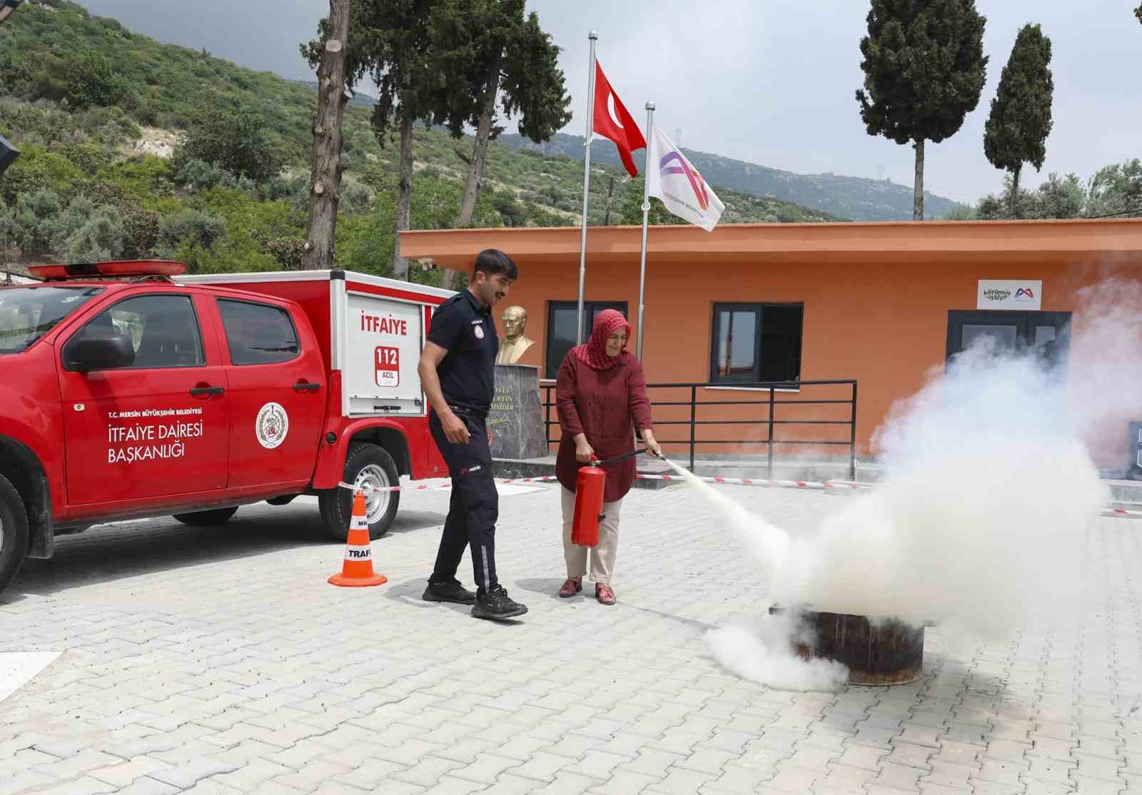 Mersin&rsquo;de kadın &uuml;reticilere yangın g&uuml;venliği eğitimi