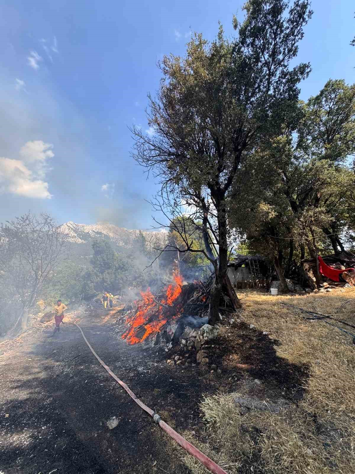 Kumluca&rsquo;da odunlukta başlayan yangın boş evin bah&ccedil;esine sı&ccedil;radı
