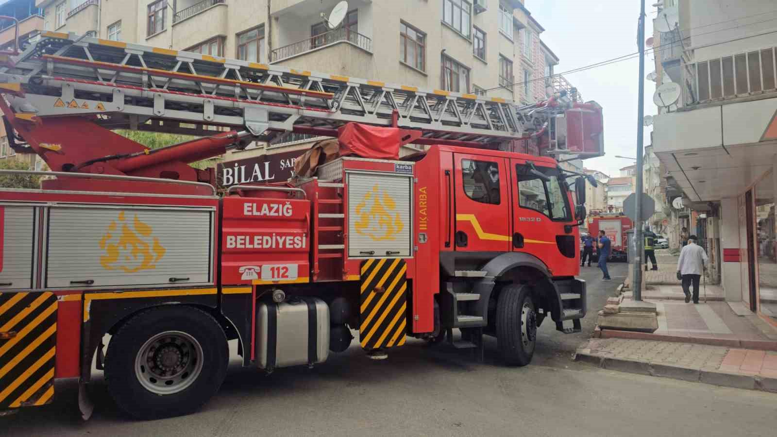 Elazığ&rsquo;da &ccedil;atı yangını ihbarı ekipleri alarma ge&ccedil;irdi