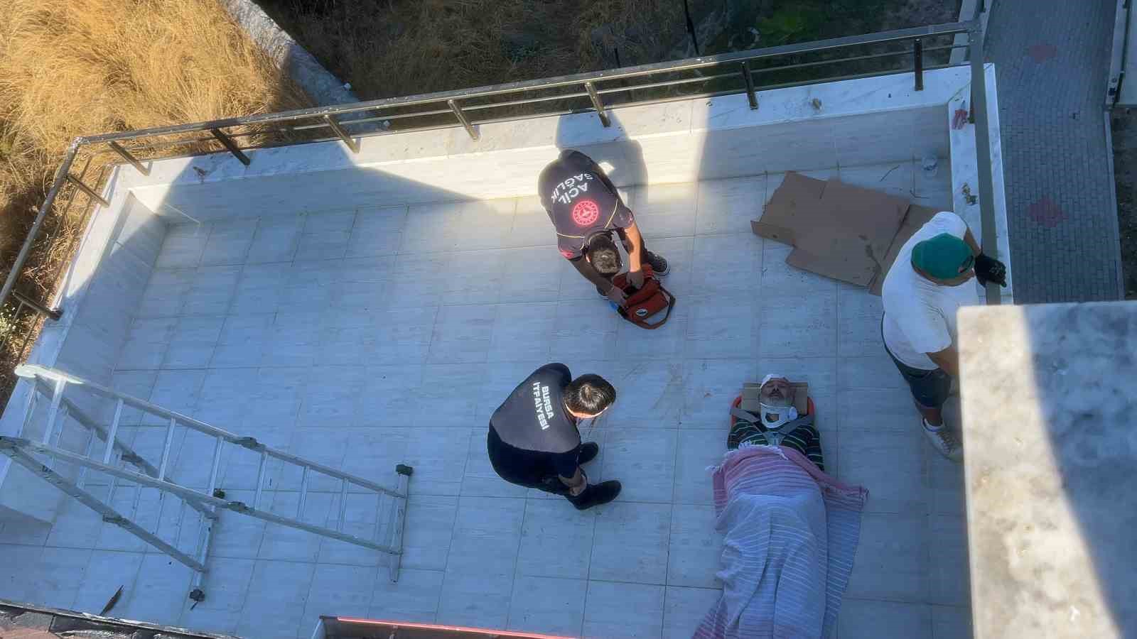Bursa&rsquo;da tadilat sırasında balkona d&uuml;şen iş&ccedil;i yaralandı