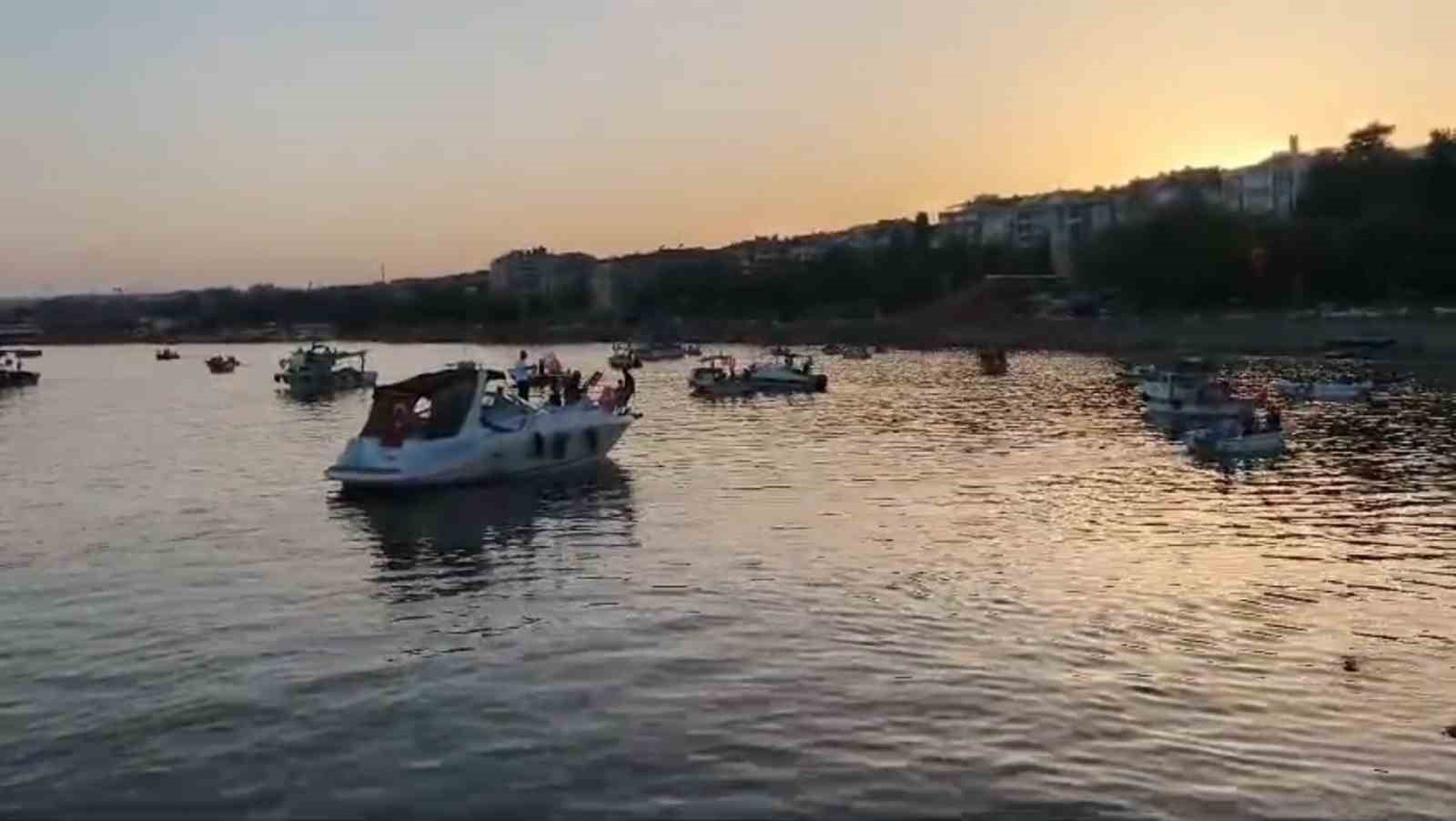 Tekneler denizde konvoy yaptı