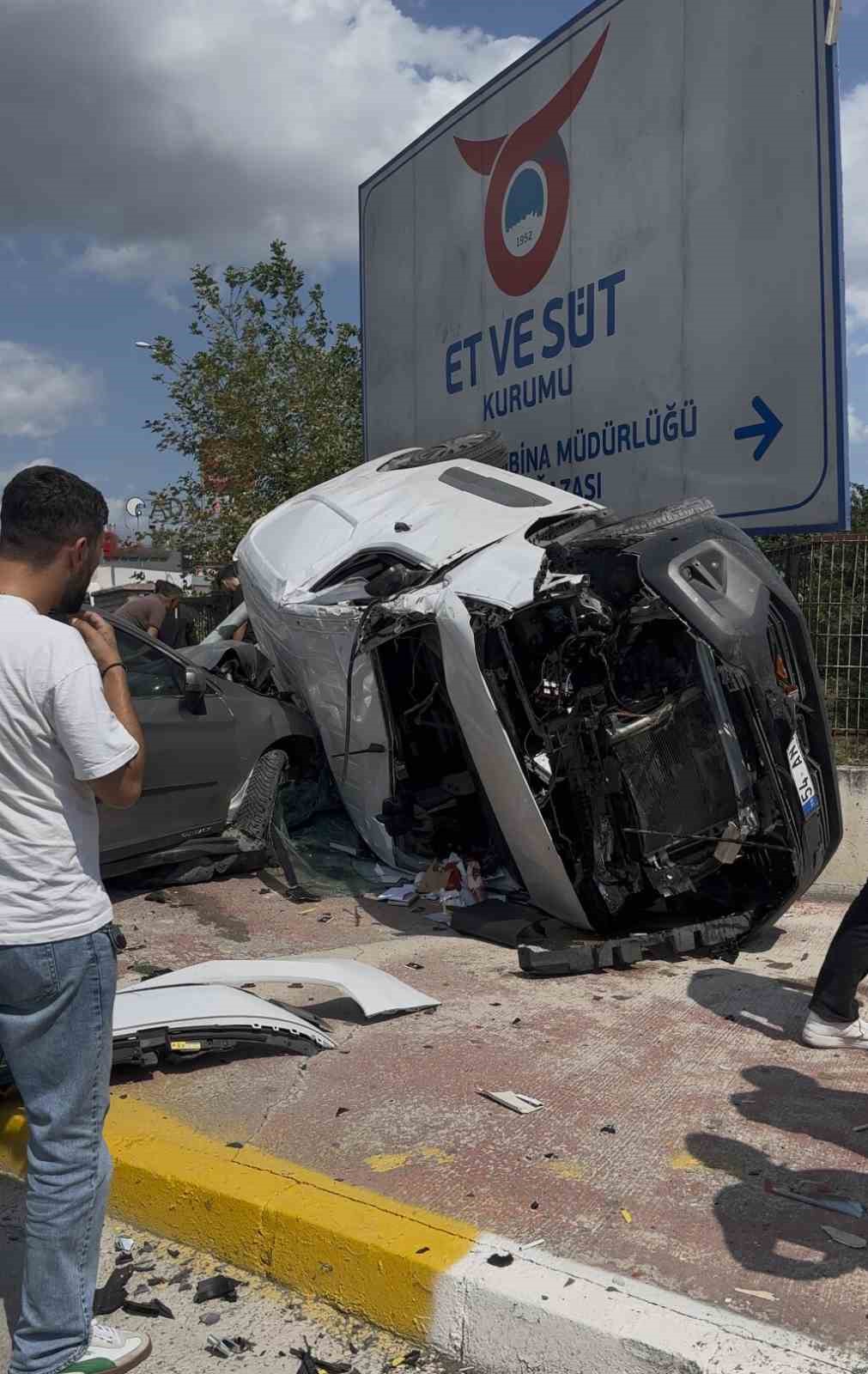 Ara&ccedil;lar birbirine girdi: Yan yatan panelvan, duvar ile SUV arasında kaldı