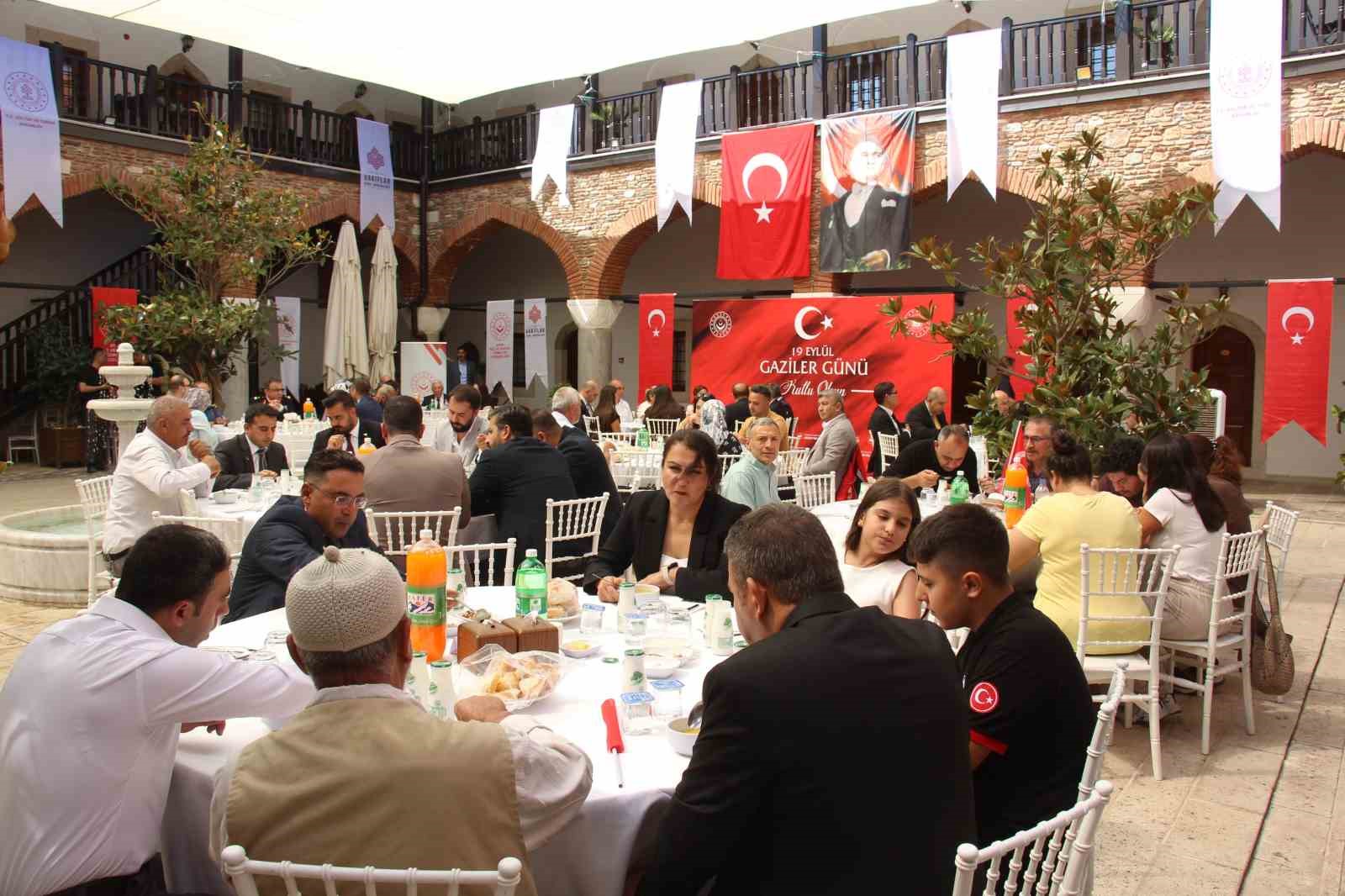 Aydın&rsquo;da gaziler onuruna yemek programı d&uuml;zenlendi