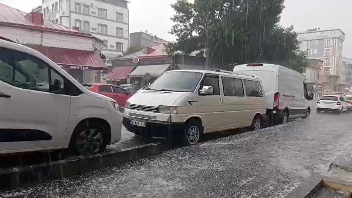 Kars&rsquo;ta aniden bastıran dolu hayatı olumsuz etkiledi