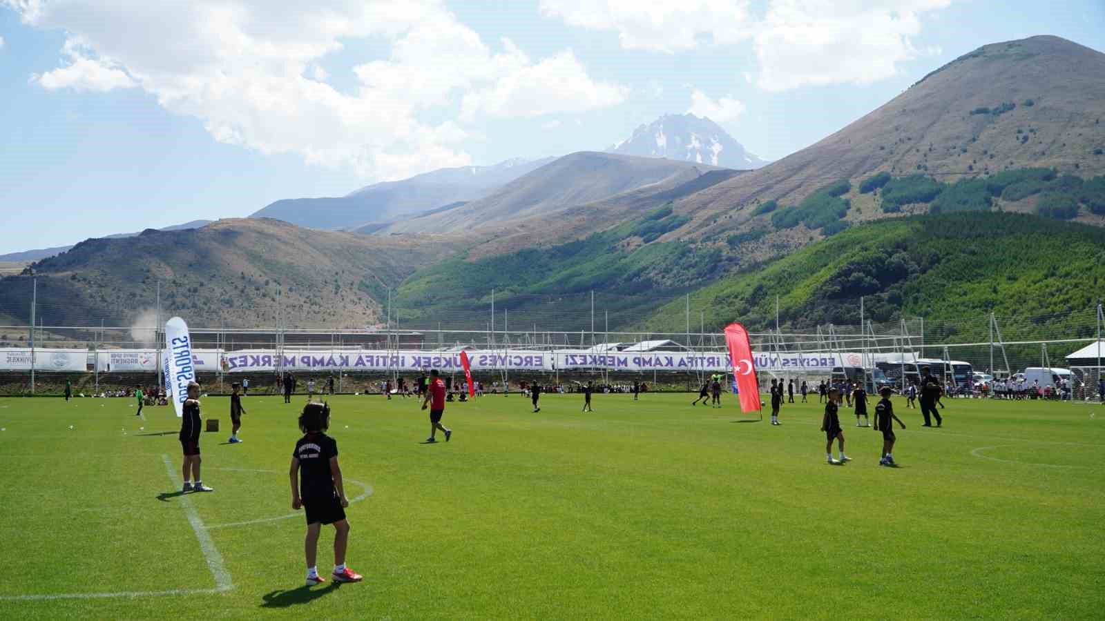 Erciyes&rsquo;te geleceğin futbol yıldızları sahne alıyor