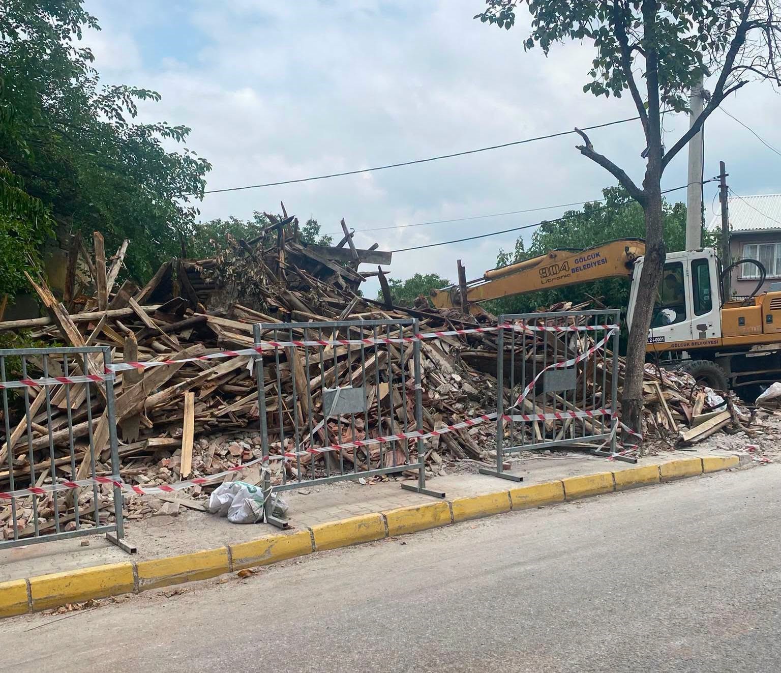 G&ouml;lc&uuml;k&rsquo;te 2 metruk bina daha yıkıldı
