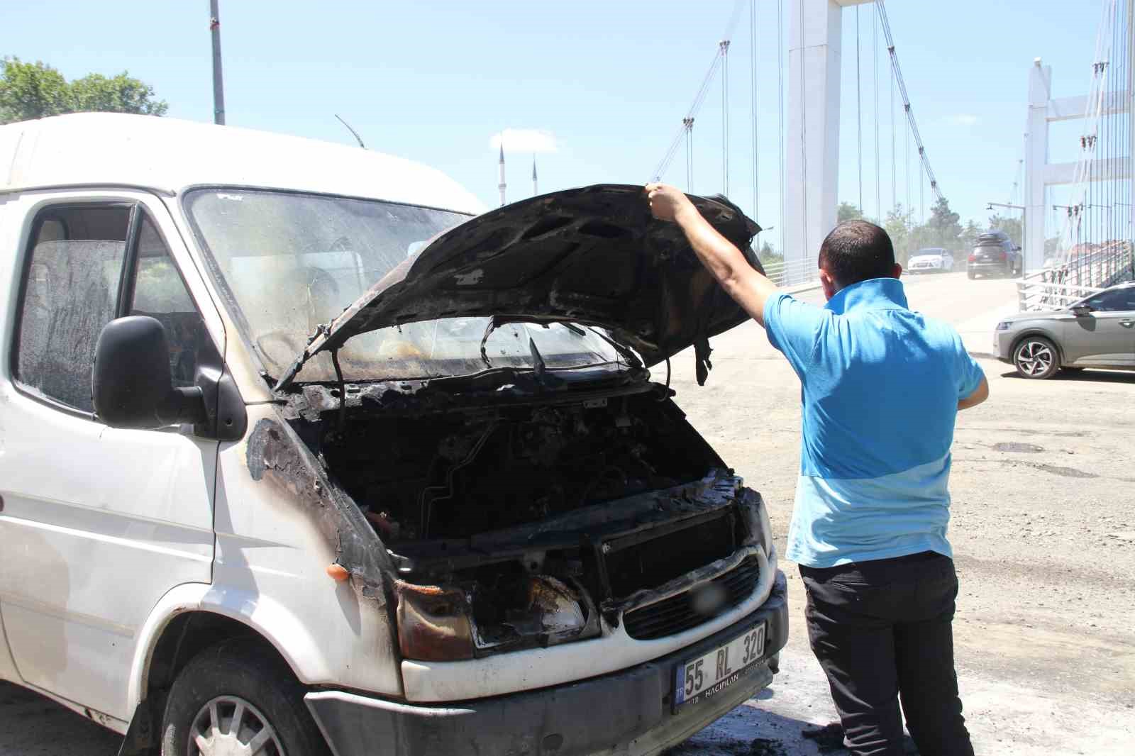 Samsun&rsquo;da seyir halindeki minib&uuml;s yandı