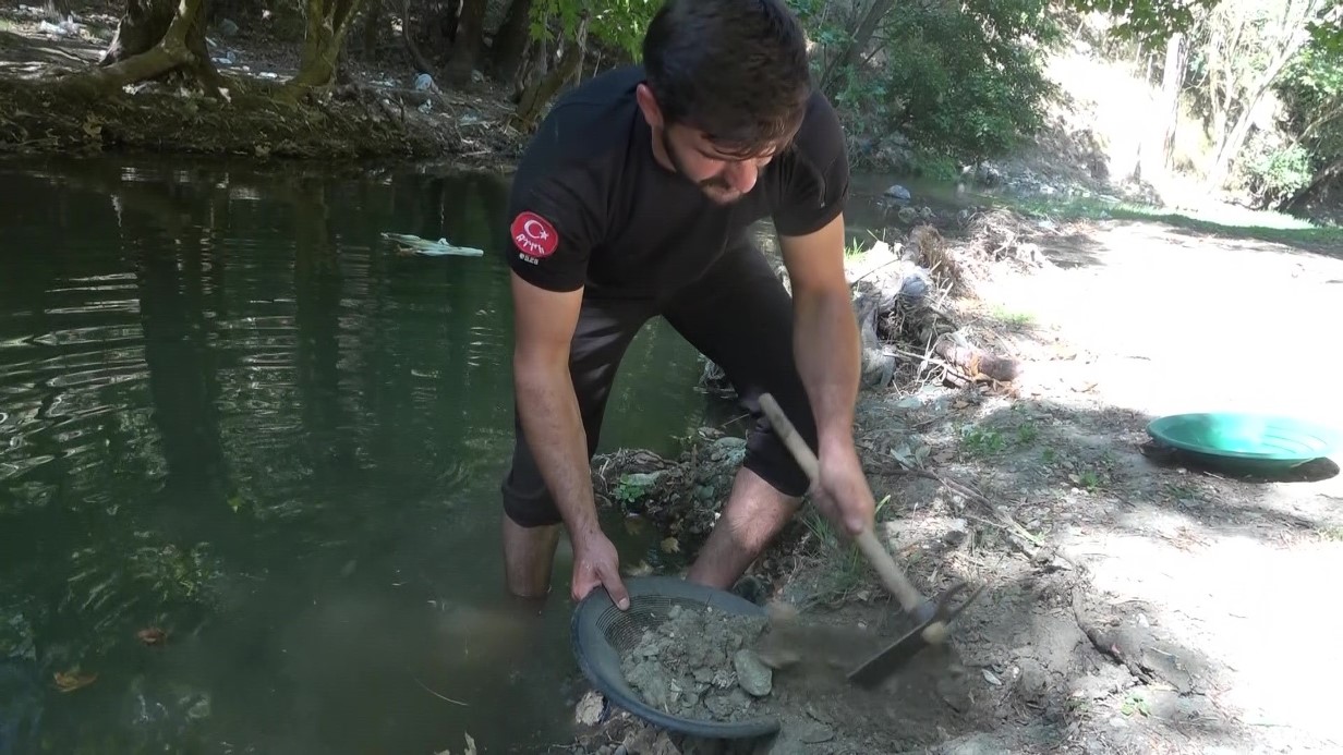 Dünyayı geziyor, günde 5 gram altın çıkarıyor
