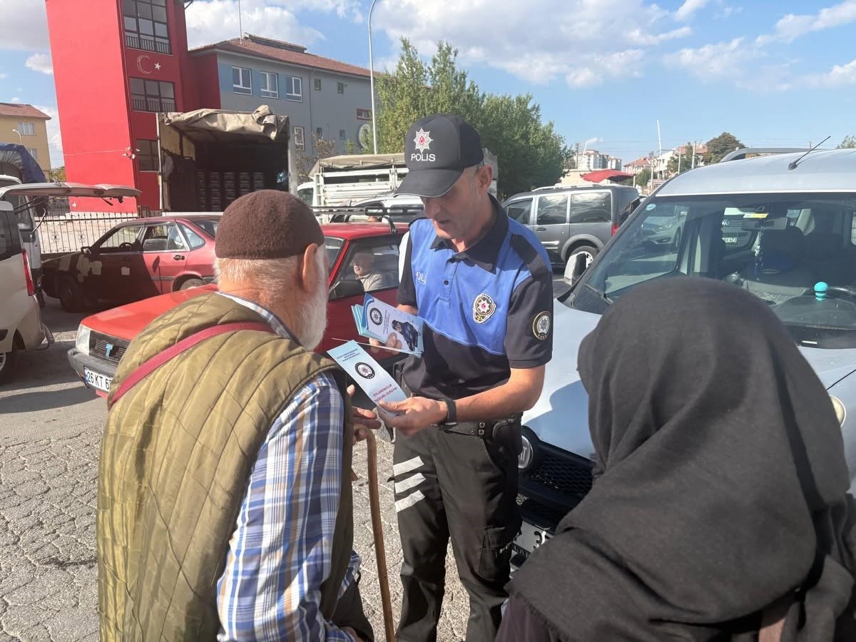 K&uuml;tahya&rsquo;da polis ekiplerinden okul &ccedil;evrelerinde g&uuml;venlik denetimi