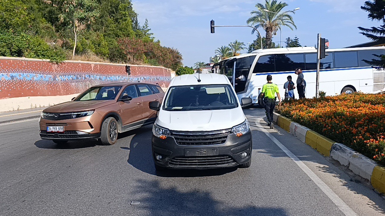 Hafif ticari ara&ccedil;la &ccedil;arpışan motosikletli yaralandı