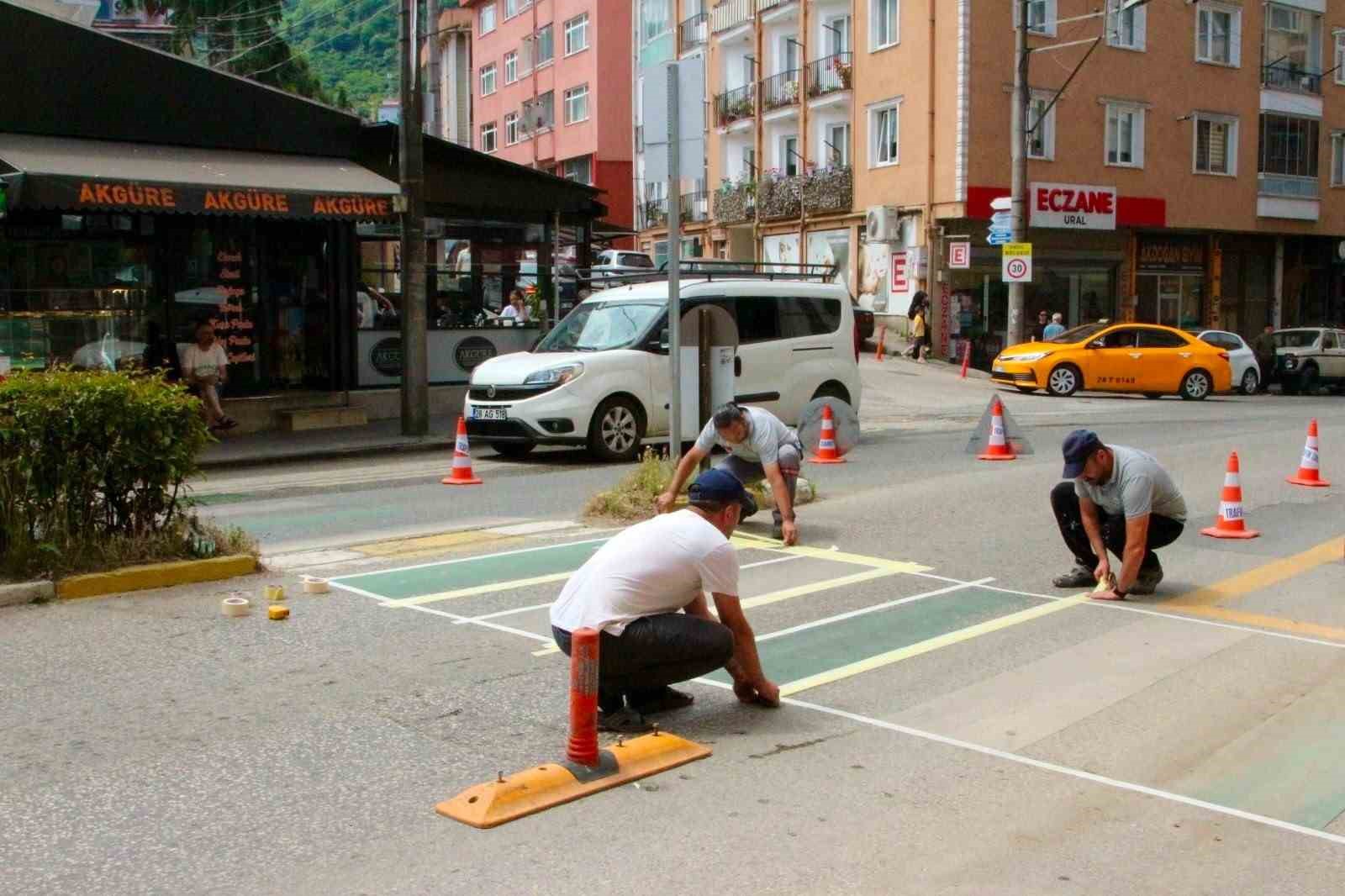 Giresun Belediyesi ekipleri yaya g&uuml;venliği i&ccedil;in sahada