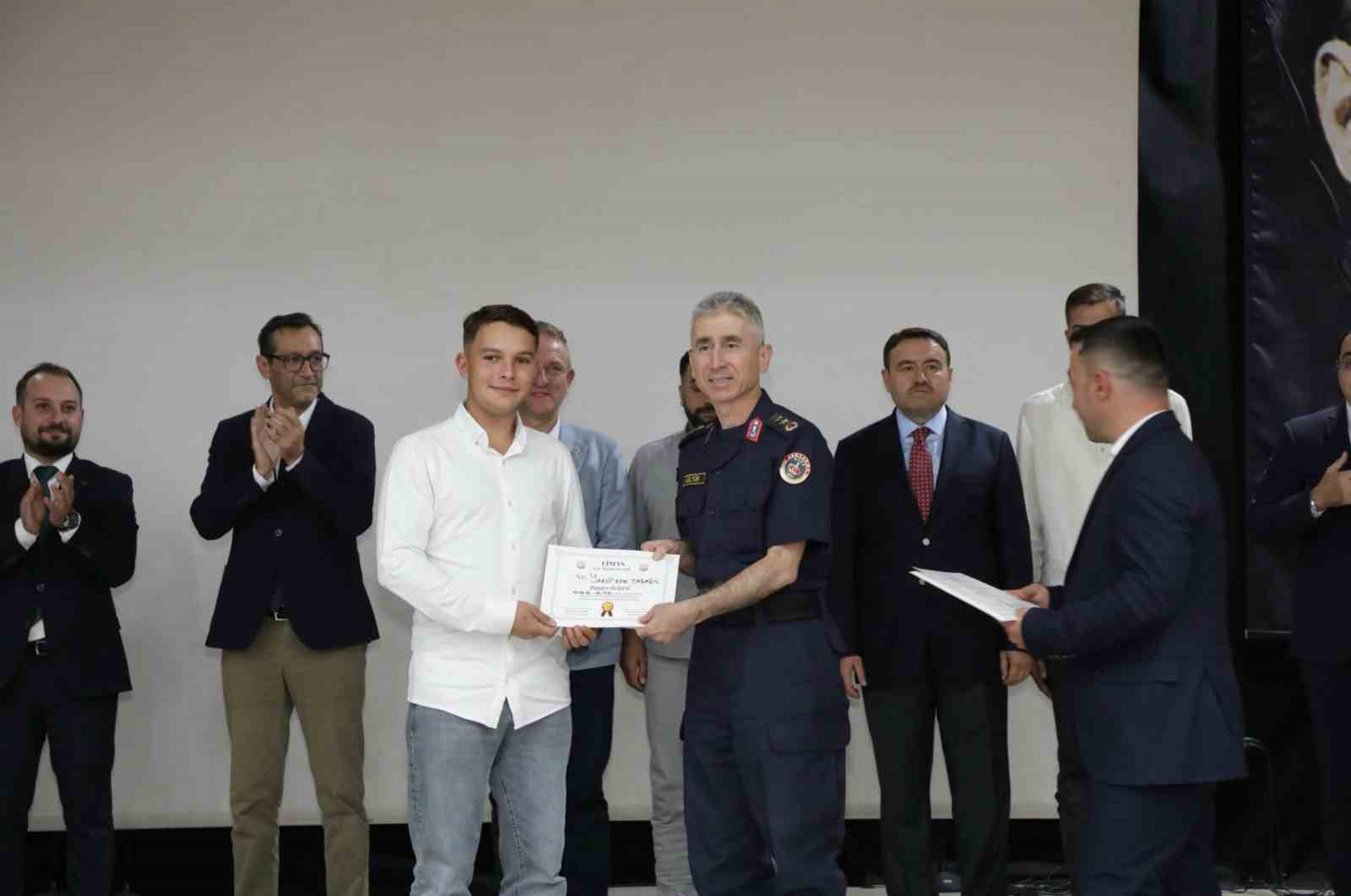 Tavşanlı&rsquo;da 13 gen&ccedil; bağımlılıktan kurtarılarak yeniden hayata kazandırıldı