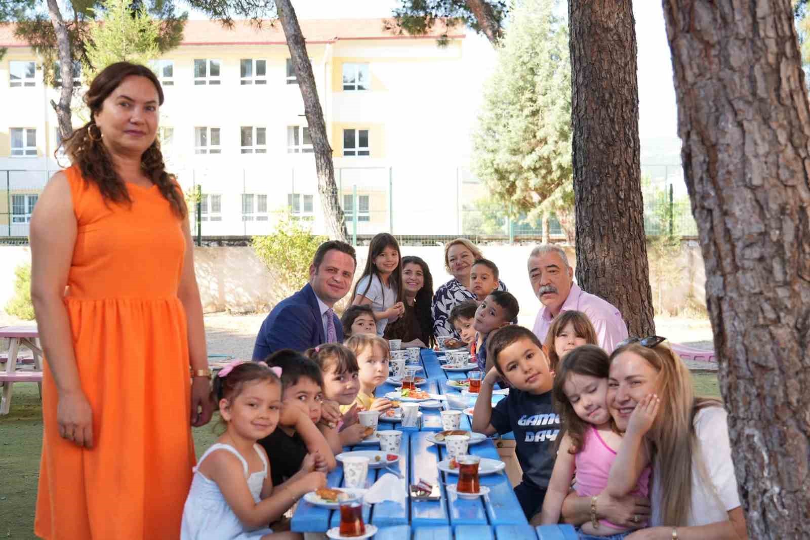 Muğla İl Milli Eğitim M&uuml;d&uuml;r&uuml; &Ccedil;ay haftanın ilk g&uuml;n&uuml;nde minik y&uuml;reklerle buluştu