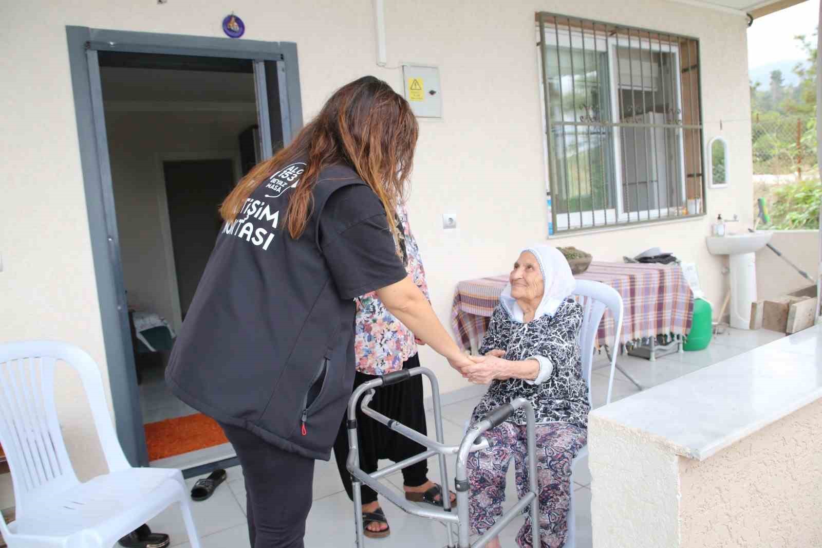 98 yaşındaki Şemsi teyzenin evinin yoluna parke taşı d&ouml;şendi