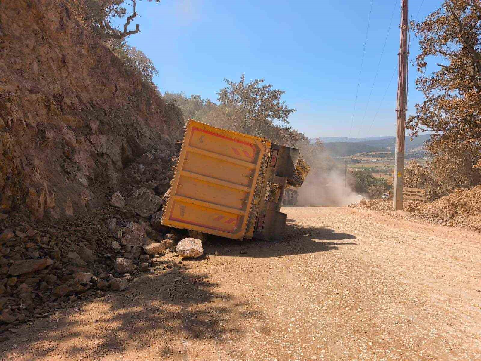 Bilecik&rsquo;te hafriyat kamyonu devrildi: 1 yaralı