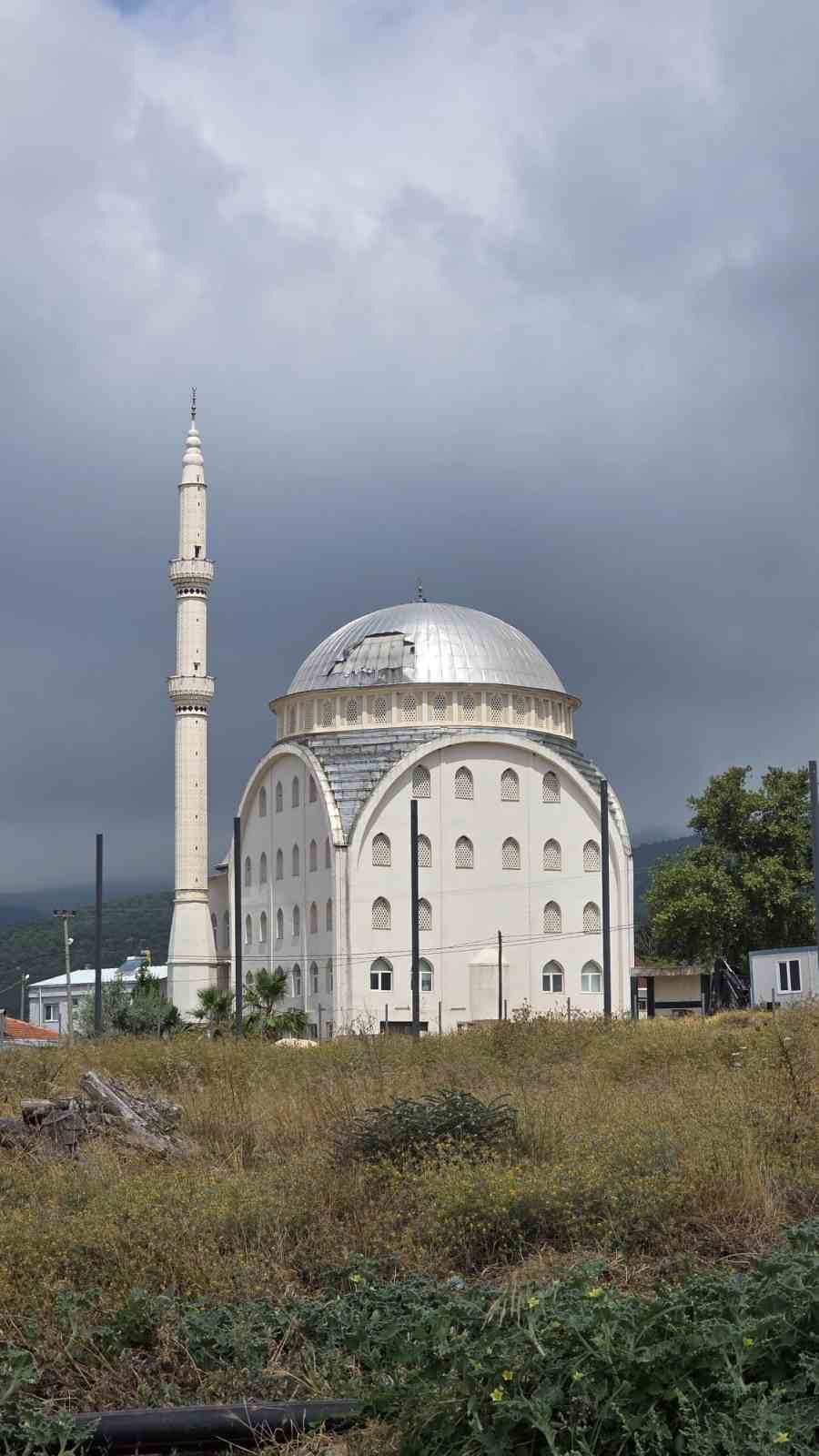 Poyraz, caminin kubbesini u&ccedil;urdu