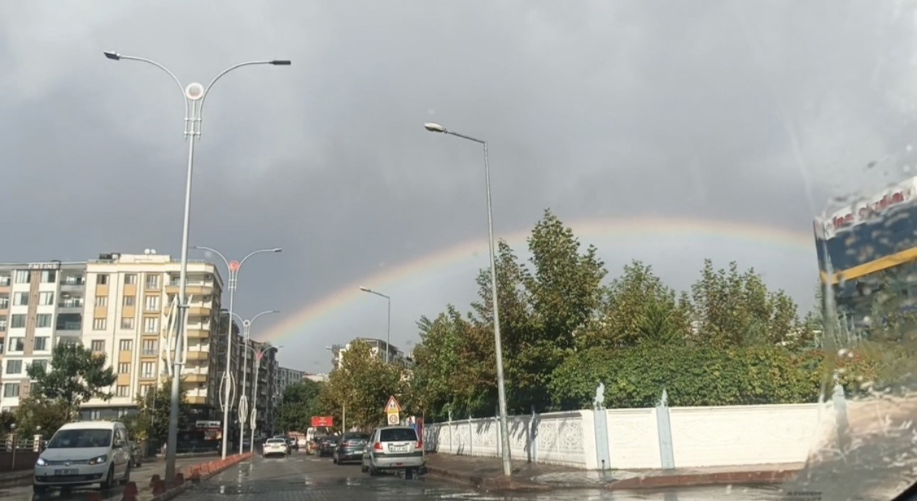 Siirt&rsquo;te yağmur sonrası oluşan g&ouml;kkuşağı g&ouml;renleri hayran bıraktı