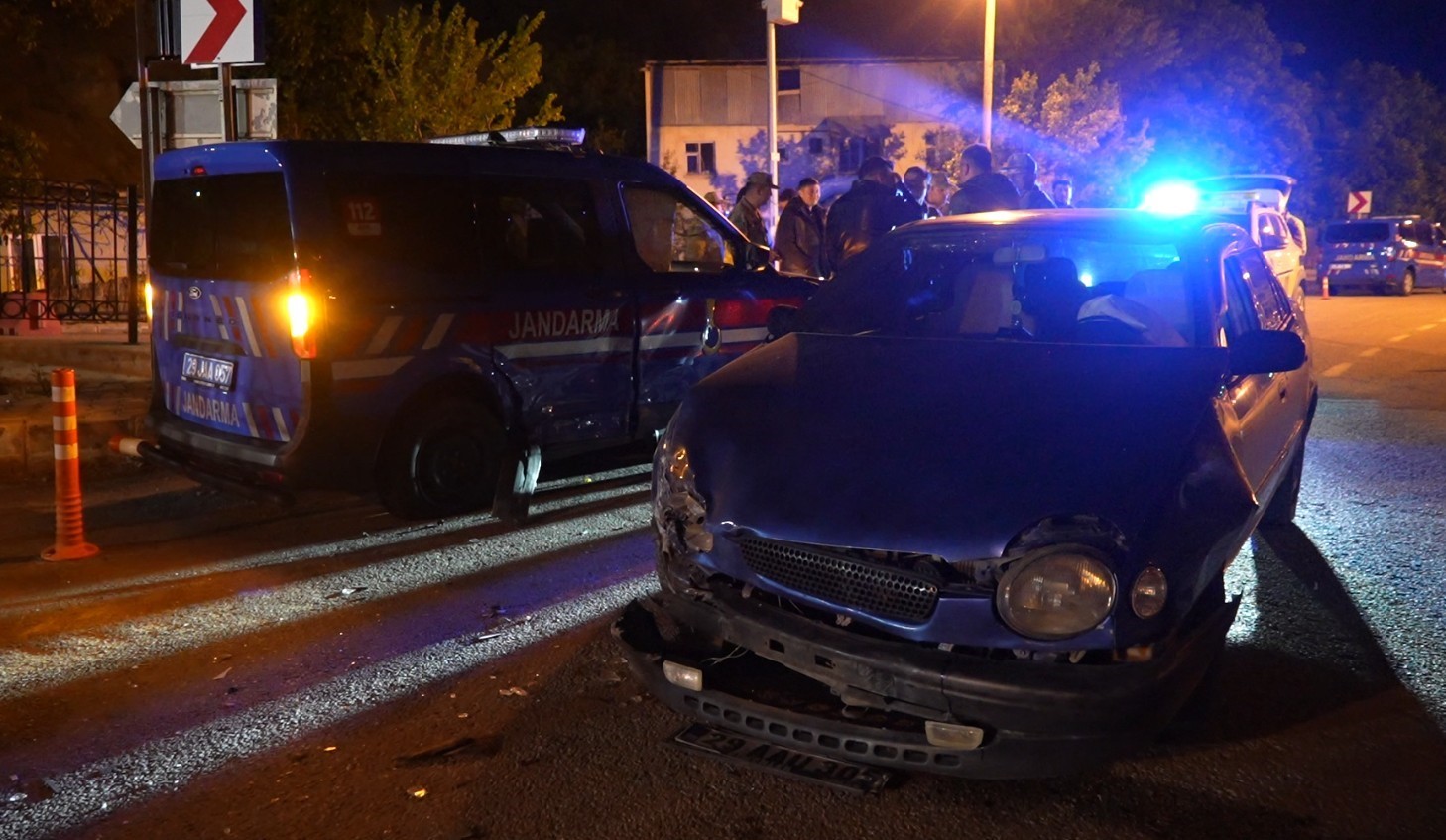 G&uuml;m&uuml;şhane&rsquo;de alkoll&uuml; s&uuml;r&uuml;c&uuml; jandarma aracına &ccedil;arptı, ehliyetine el konuldu