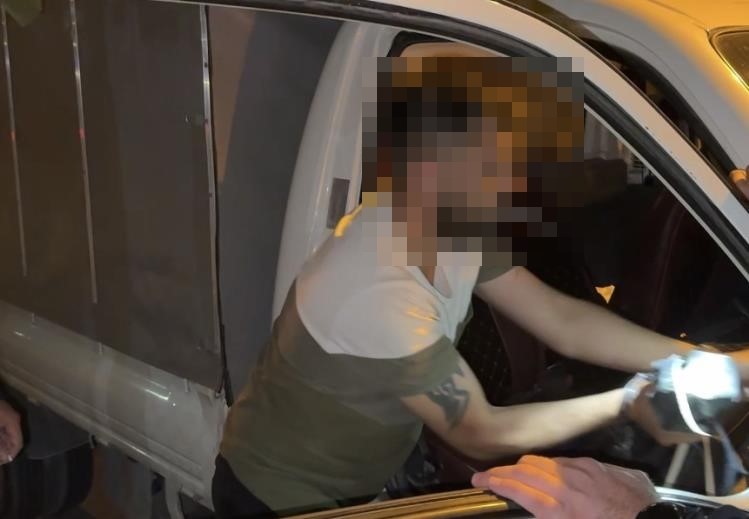 Kamyonetten atlayan kadın ağır yaralandı: Eşi sigaralarını almanın derdine d&uuml;şt&uuml;