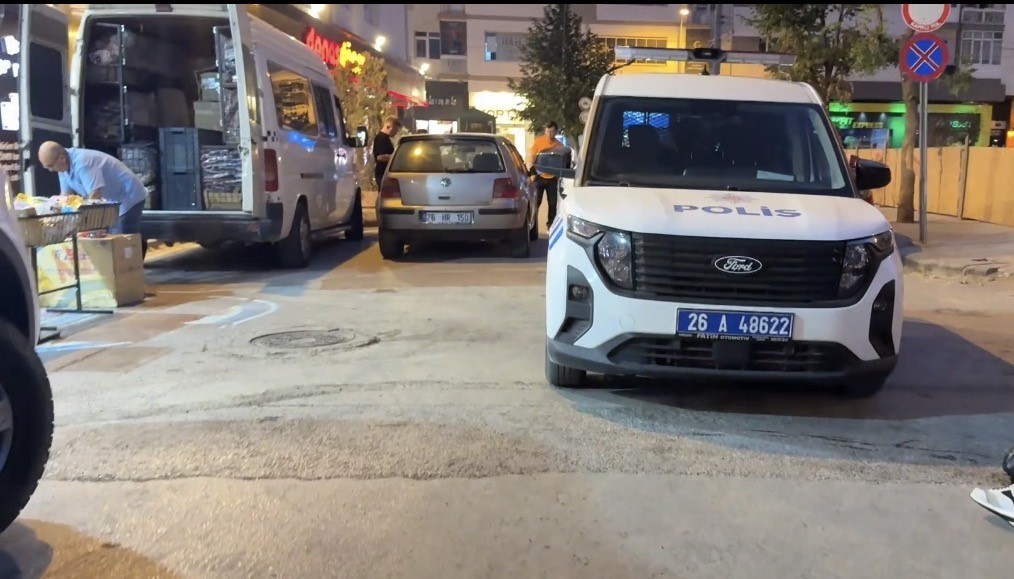 Eskişehir&rsquo;de polisten ka&ccedil;an ş&uuml;pheli aracın aynasını kırıp kayıplara karıştı