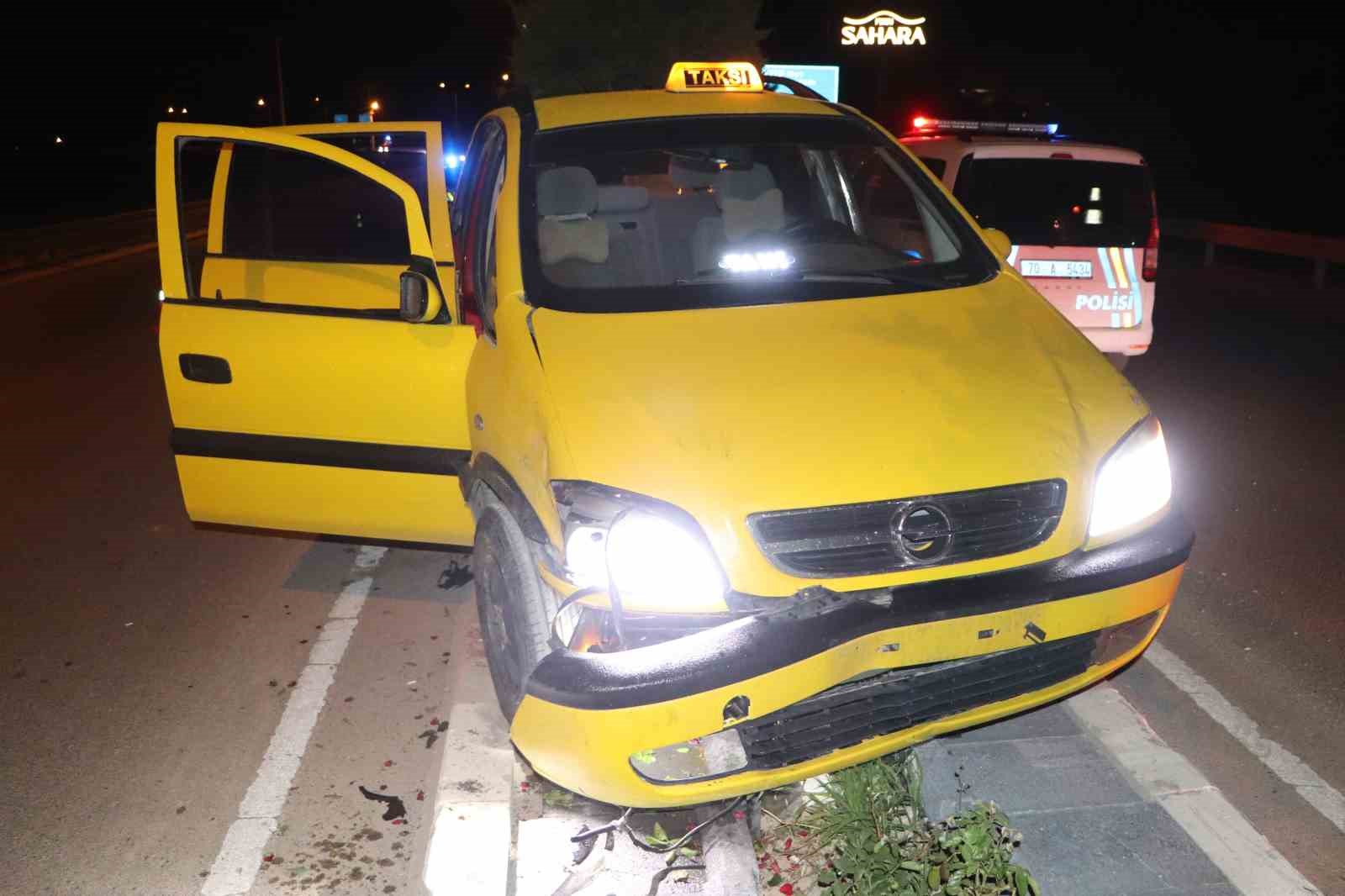 Karaman&rsquo;da kontrolden &ccedil;ıkan ticari taksi ref&uuml;je &ccedil;ıktı: 2 yaralı