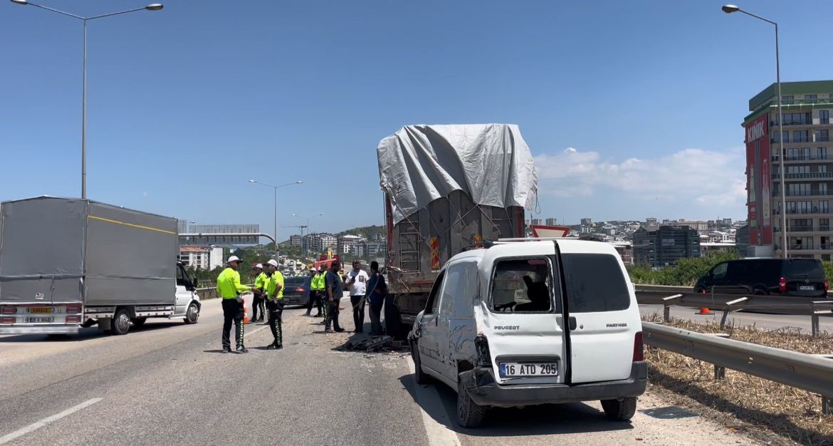 Arızalanan kamyona çarpan tırın sürücüsü hayatını kaybetti