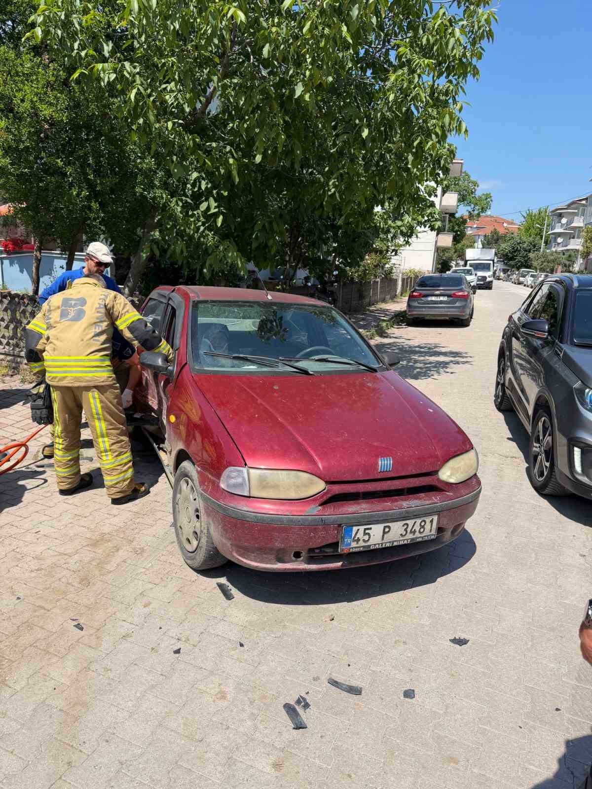 Ara&ccedil;ta sıkışan 3 yaralıyı itfaiye kurtardı