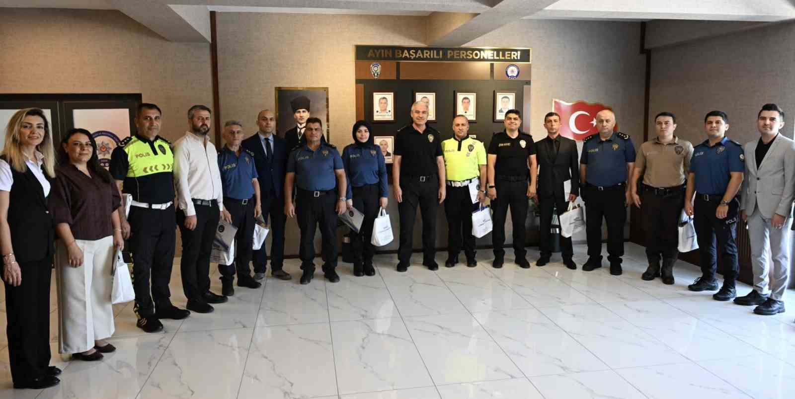 D&uuml;zce&rsquo;de başarılı polisler &ouml;d&uuml;llendirildi